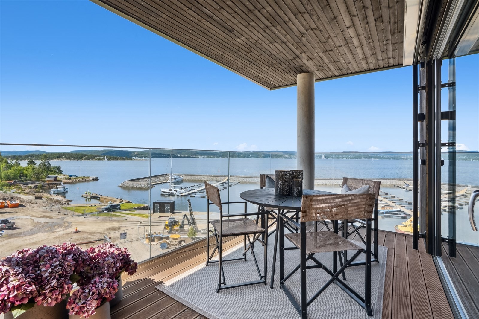 Fra stuen er det utgang til en solrik veranda på ca. 13 kvm. Her er det fine møbleringsmuligheter og du kan nyte den fantastiske utsikten som venter deg her. Galleribilde