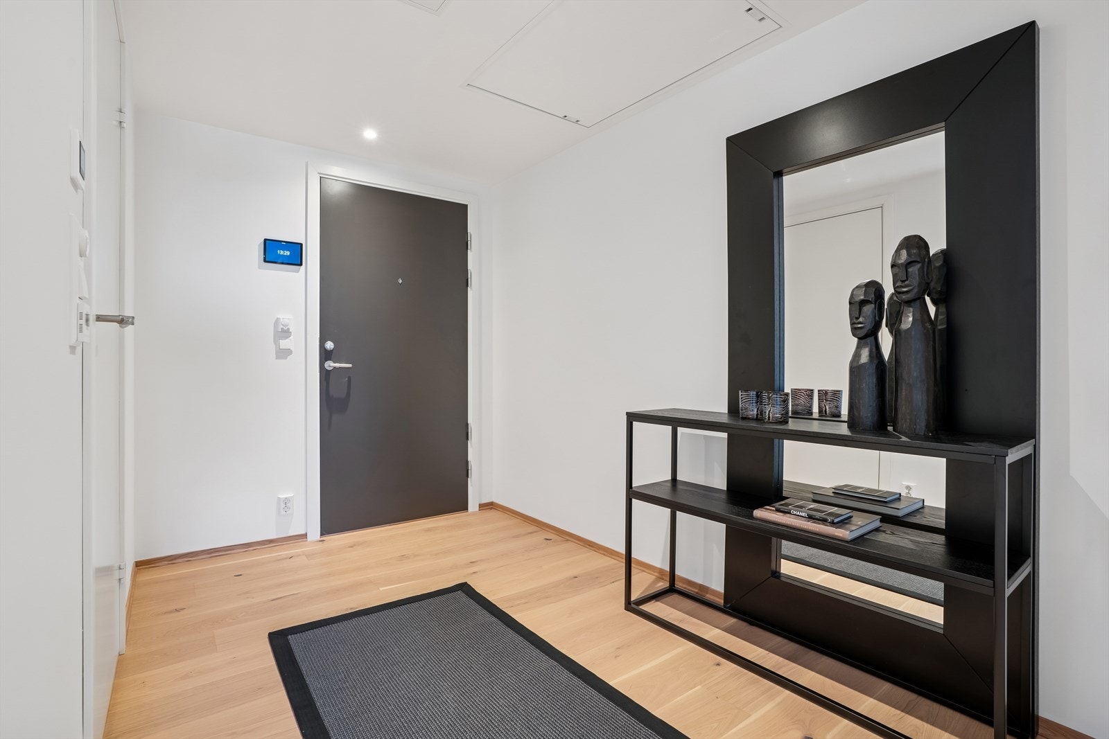 Leiligheten ligger i byggets 5. etasje med adkomst via lukket trapperom og heis. Vel innenfor døren blir du møtt av en romslig og innbydende entré/gang med parkett på gulvet og lysmalte, slette vegger. Galleribilde