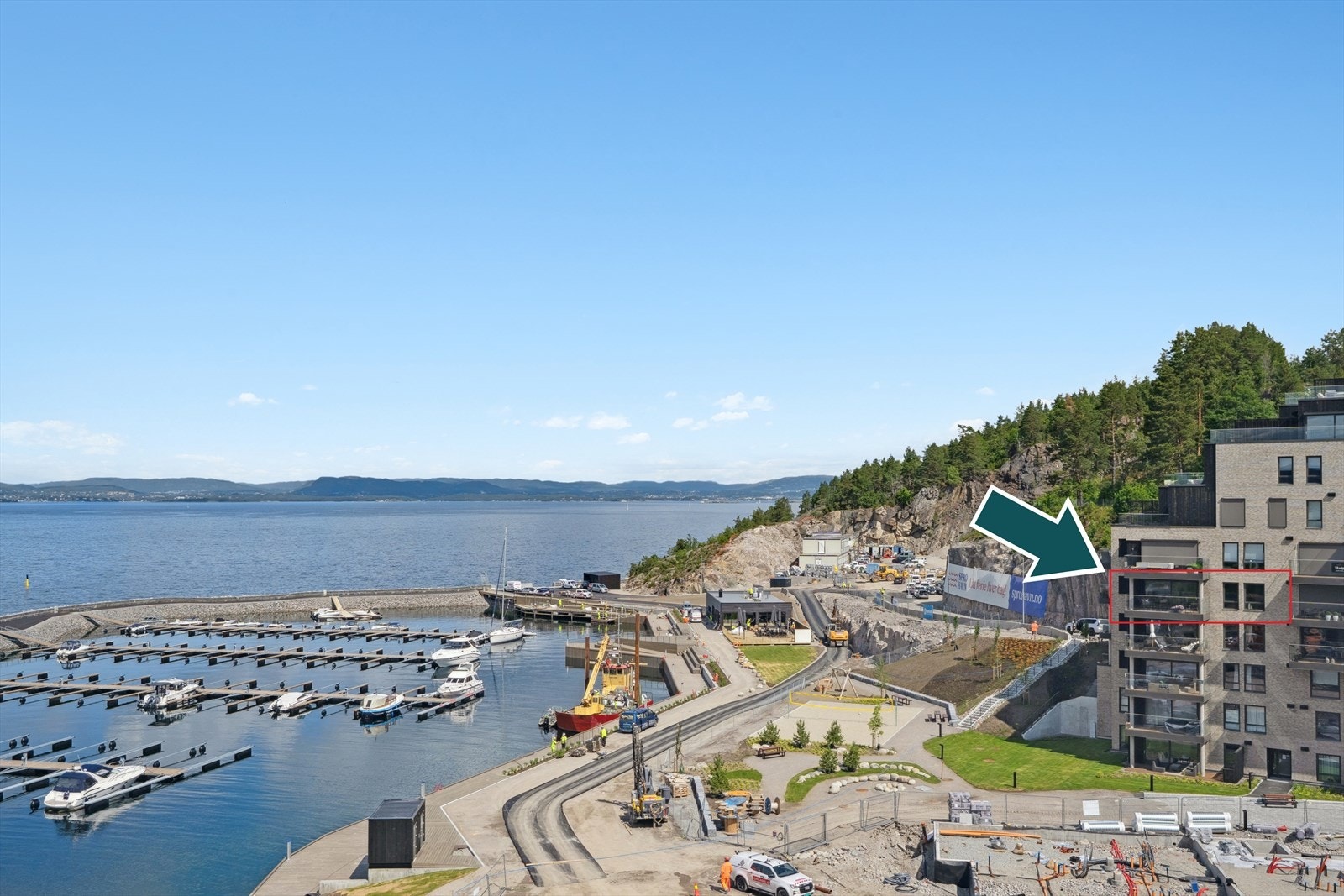 Leiligheten ligger i populært boligområde på Spro, med umiddelbar nærhet til sjøen. Spro Havn, et unikt boligprosjekt med spennende arkitektur på en sjønær tomt med panoramautsikt utover Oslofjorden. Galleribilde