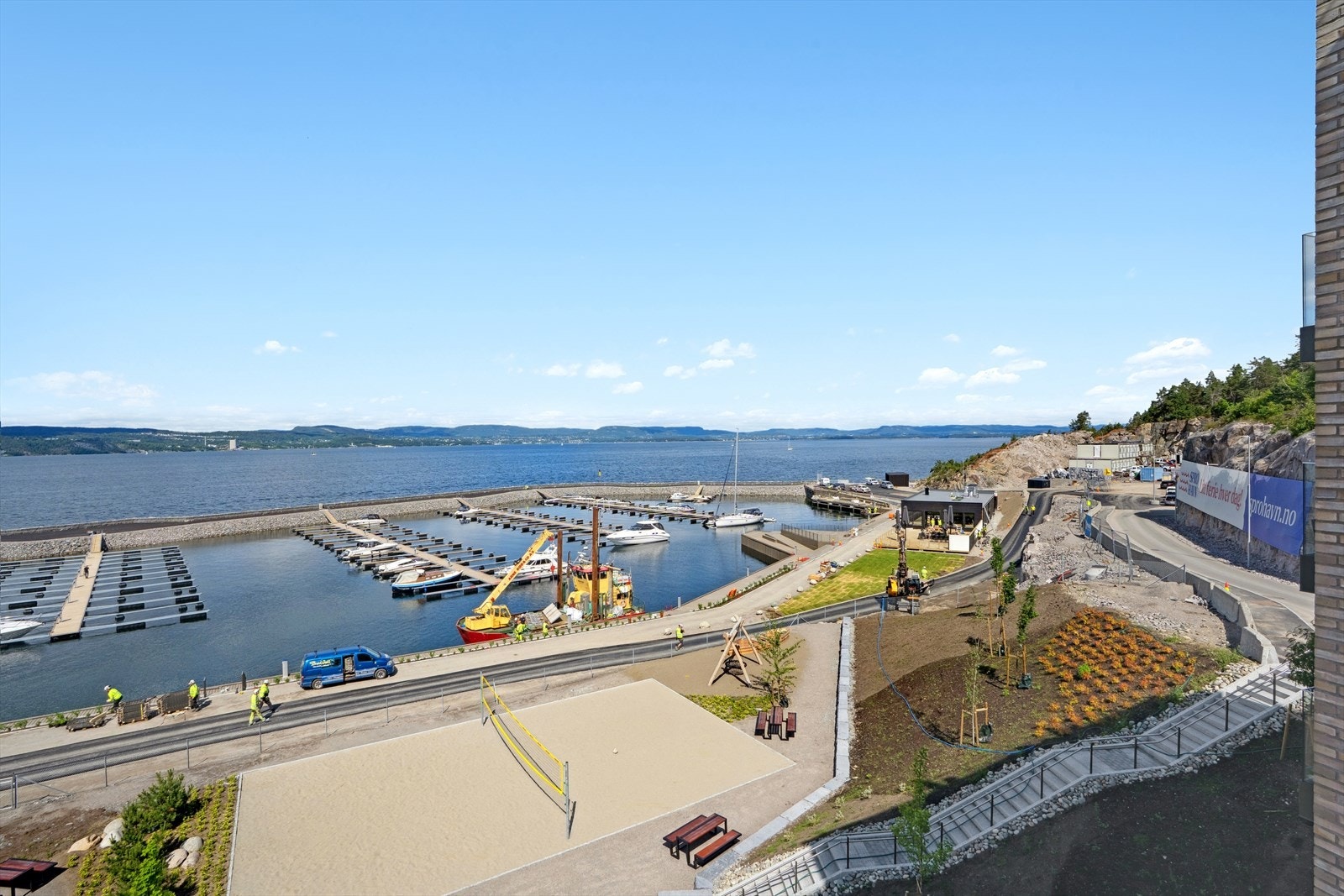 Området er opparbeidet med blant annet plenarealer, beplantning, volleyballbane, lekearealer, boccabane (kommer), internveier og fellesområder med bord og benker i tillegg til brygger, badestrand og stupetårn. Velkommen til visning! Galleribilde