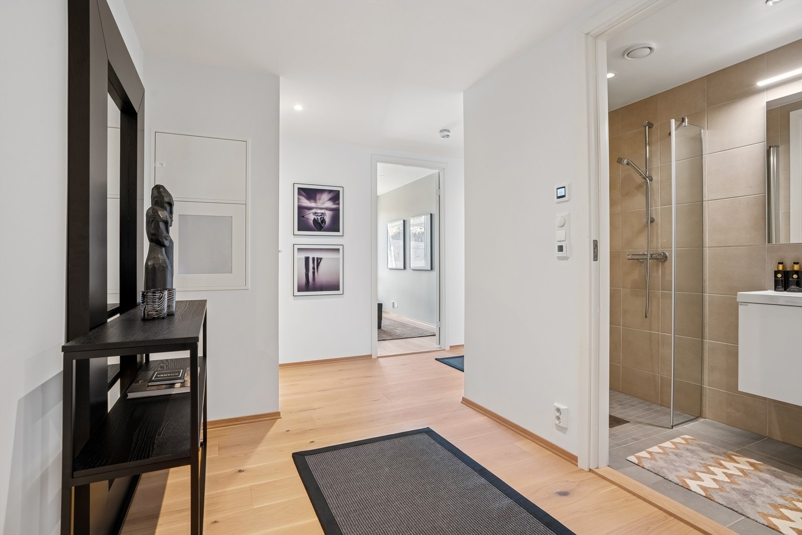 Leiligheten inneholder to delikate og flislagte bad med behagelig varme i gulvet. Galleribilde