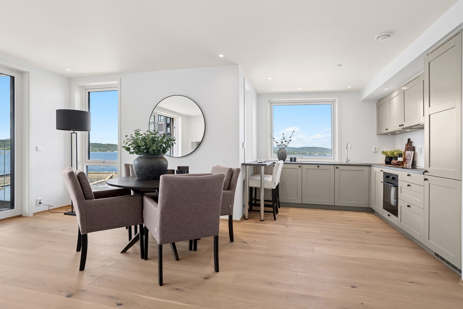 Videre kan du vente deg vannbåren gulvvarme i alle gulv med sjøledning og felles varmepumpe. Dette gir en lun og god varme gjennom året. Her vil du trives! Galleribilde