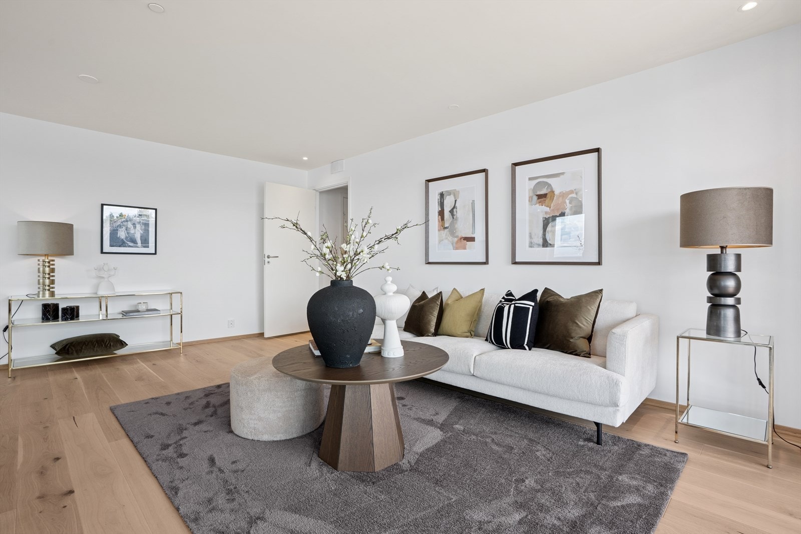 Overflatene er malt i lyse farger og har lekker en stavs parkett på gulvet. Downlights i himlingen gir en behagelig lyssetting i rommet når mørket faller på. Skjulte sprinklerhoder i taket. Galleribilde