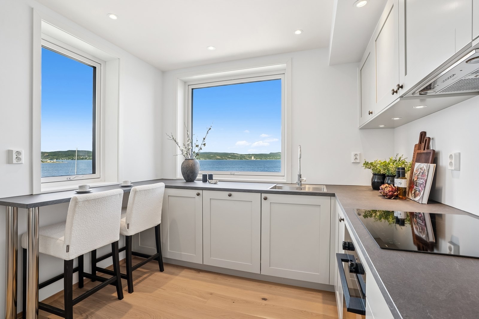 Kjøkkenet ligger i sosial åpen løsning, som gjør det enkelt å holde samtalen gående mens man lager mat. Galleribilde