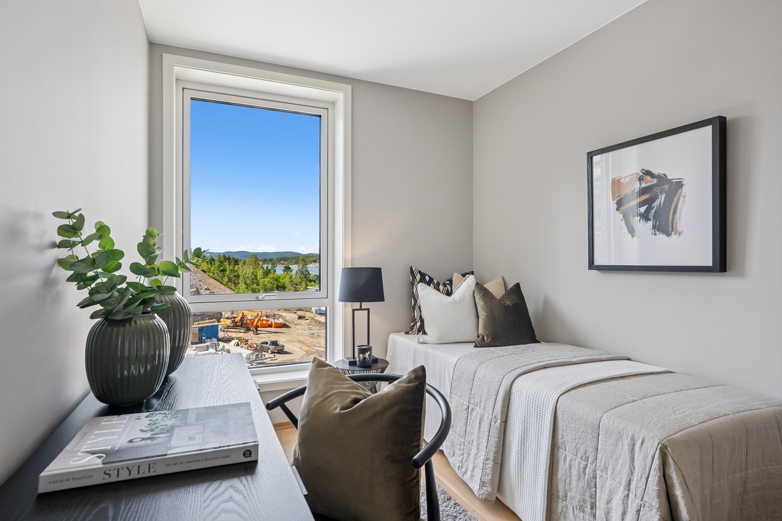 Soverom 2. Overflatene er malt i en lys, delikat farge og pen parkett på gulv. Galleribilde