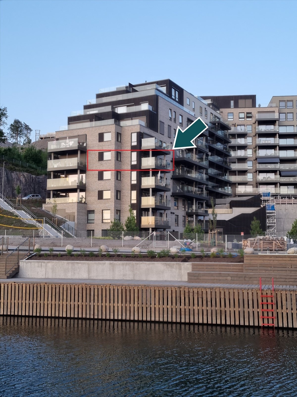 Leiligheten ligger i første rekke mot sjøen og havnen med flott utsikt både mot syd og vest. Galleribilde