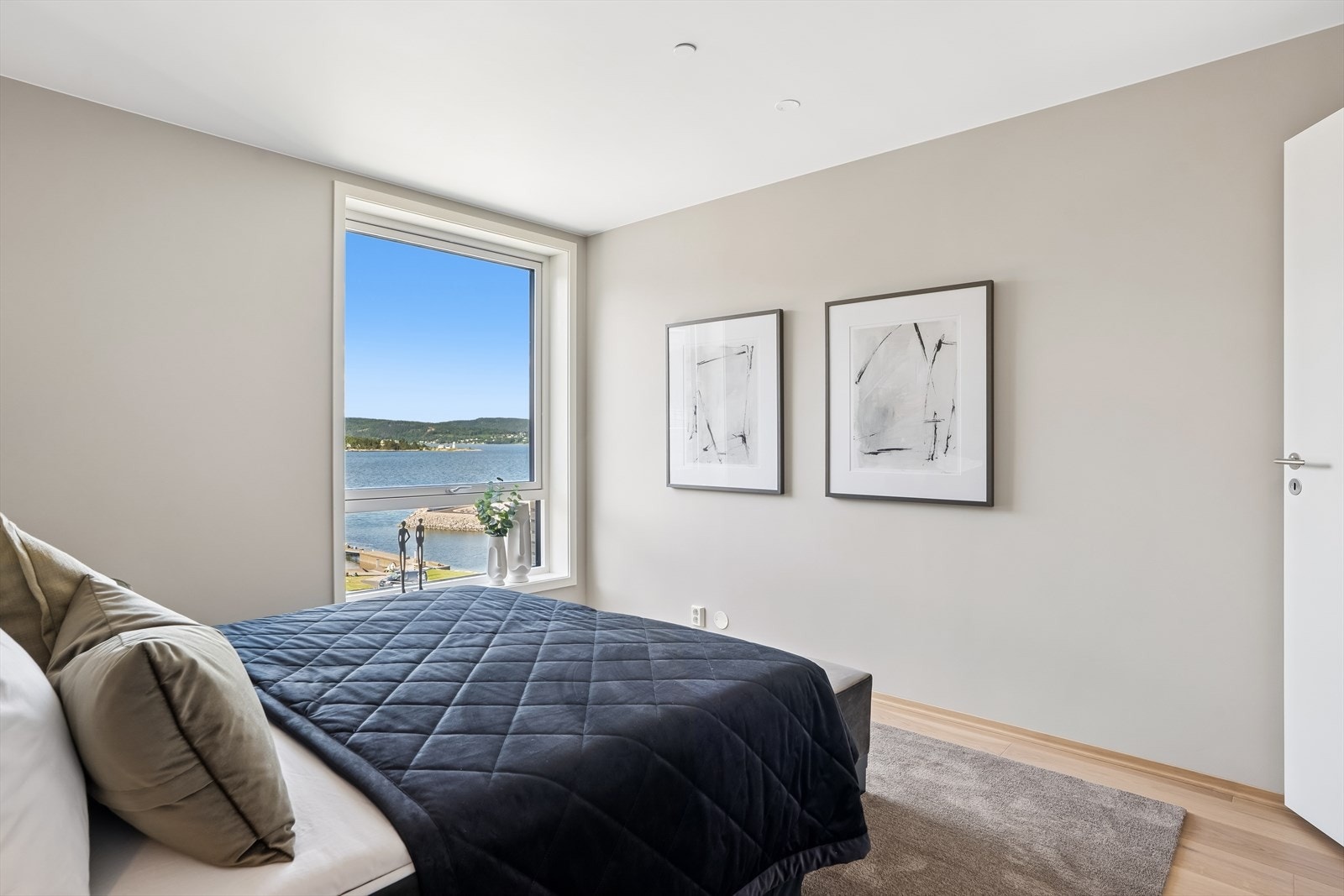 Utsikten over sjøen og båthavna har du glede av i alle rom - til og med fra sengen! Galleribilde