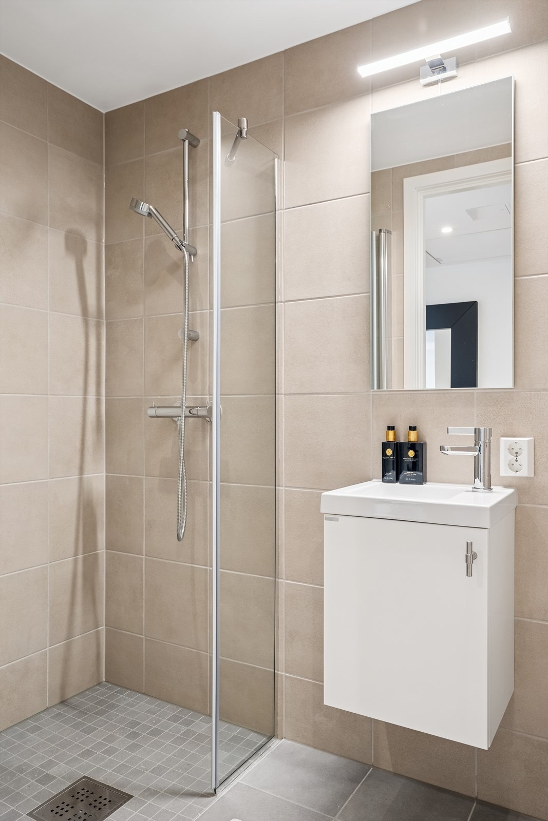 Det andre baderommet har også fliselagte vegger og gulv. Galleribilde