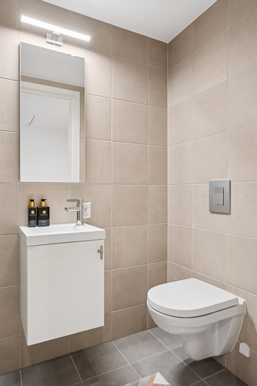 Baderommet er utstyrt med baderomsinnredning med servant, speil, lys og dusjhjørne med glassdører og vegghengt toalett. Det er varme i gulvet og flexit balansert ventilasjon med avtrekk på bad. Galleribilde