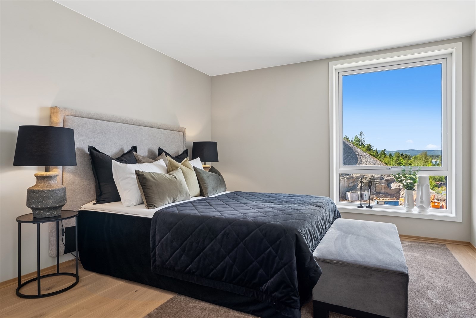 Begge soverommene er av god størrelse med plass til seng med tilhørende møblement. Galleribilde