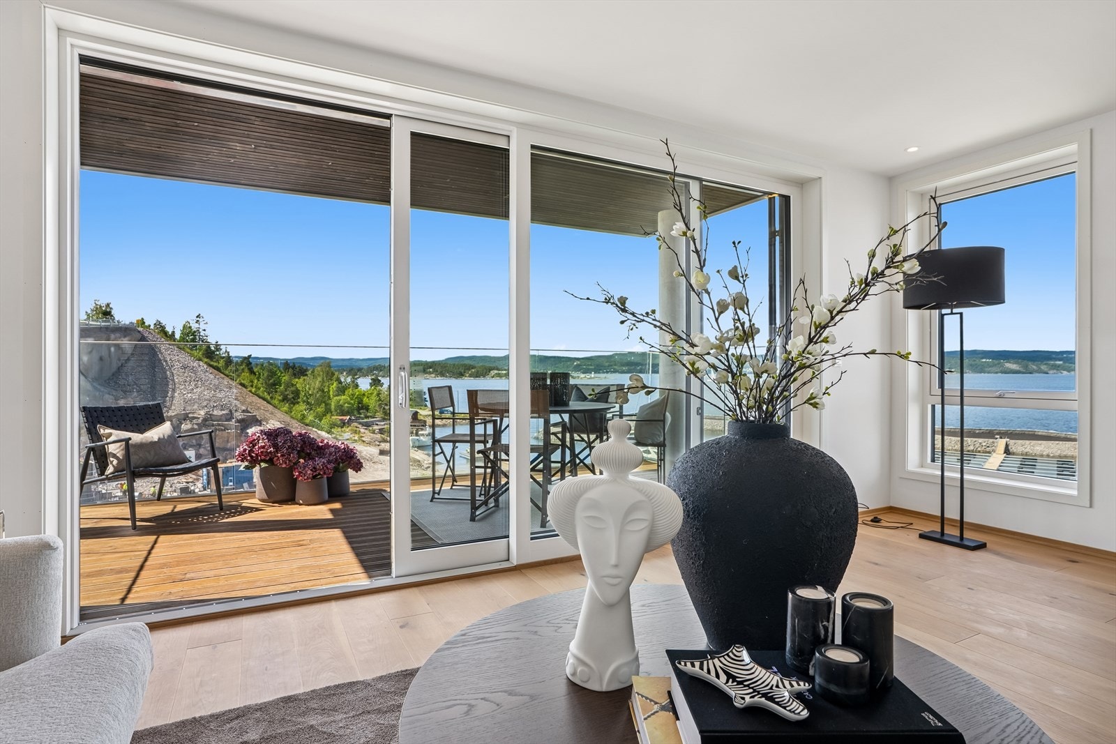 Drømmer du om tøffelavstand til brygge, strand og egen båtplass? Unik hjørneleilighet i 5. etasje som i sin helhet vender mot syd og vest. Her får du sollys inn hele året, også om vinteren Galleribilde