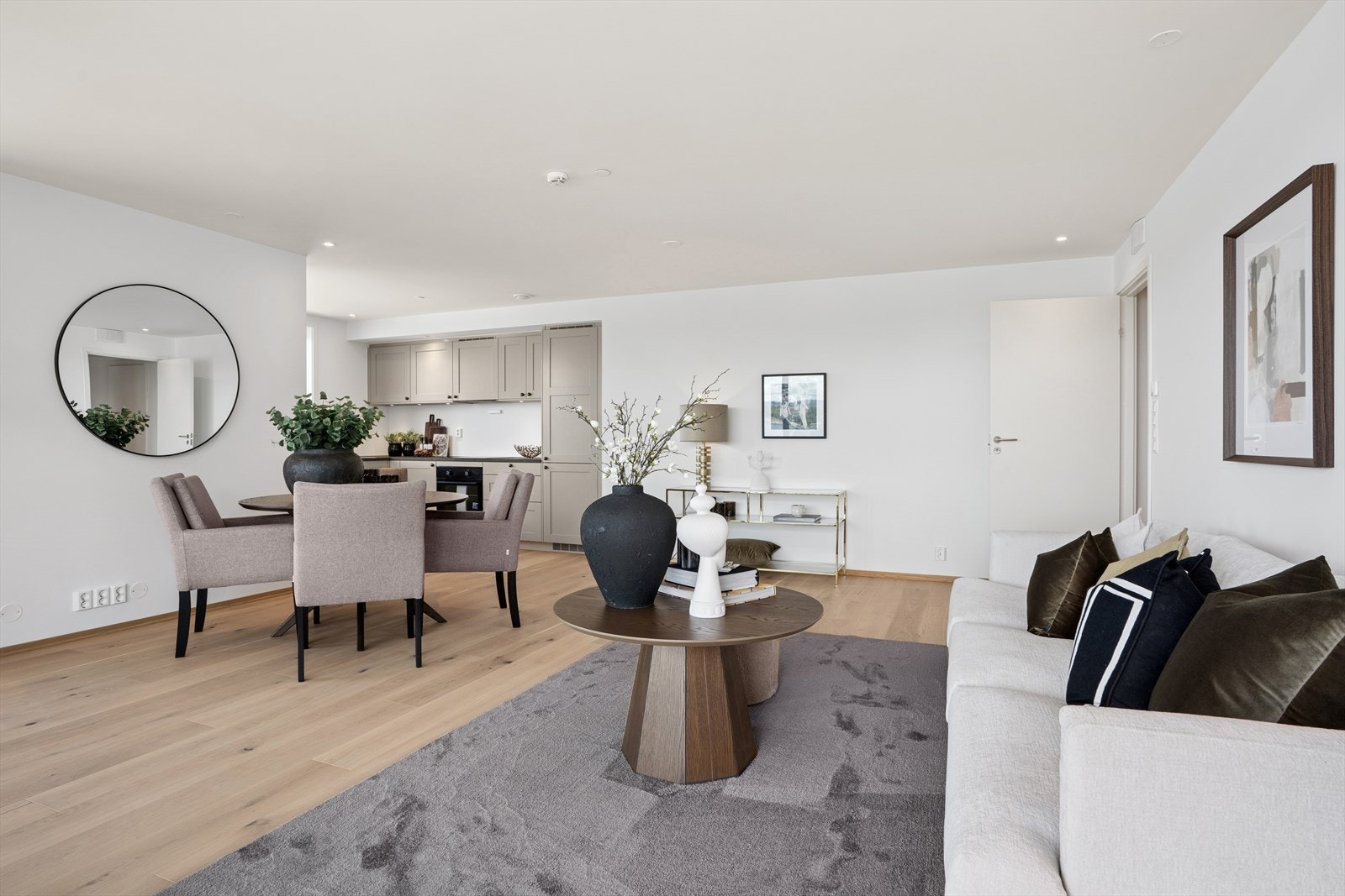 I hjertet av leiligheten finner du en romslig og lys stue med gode møbleringsmuligheter. De store vindusflatene slipper inn godt med naturlig lys i rommet og gir en god atmosfære. Galleribilde