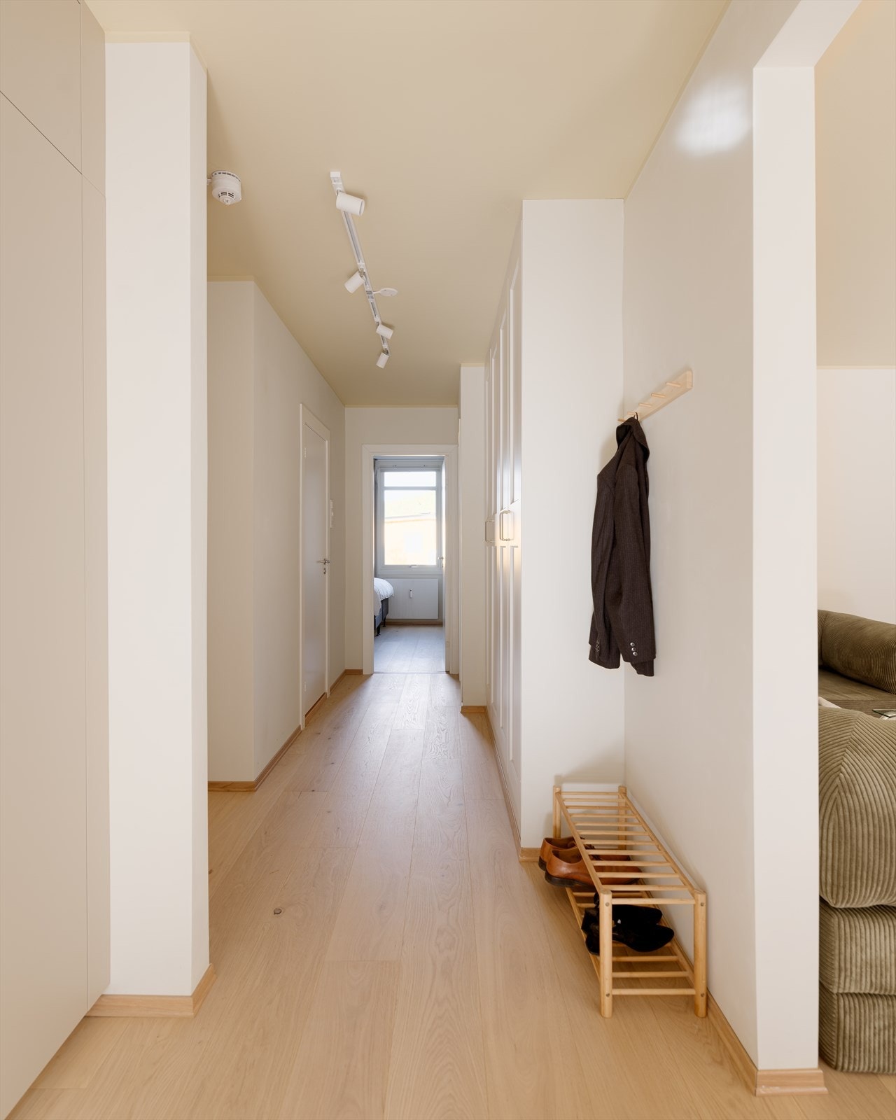 Parkettgulvene flyter gjennom hele leiligheten og binder rommene sammen, mens de spesialtilpassede garderobene holder entréen ryddig. Og ja - det ligger varmefolie under gulvet, så komforten følger deg fra første steg. Galleribilde