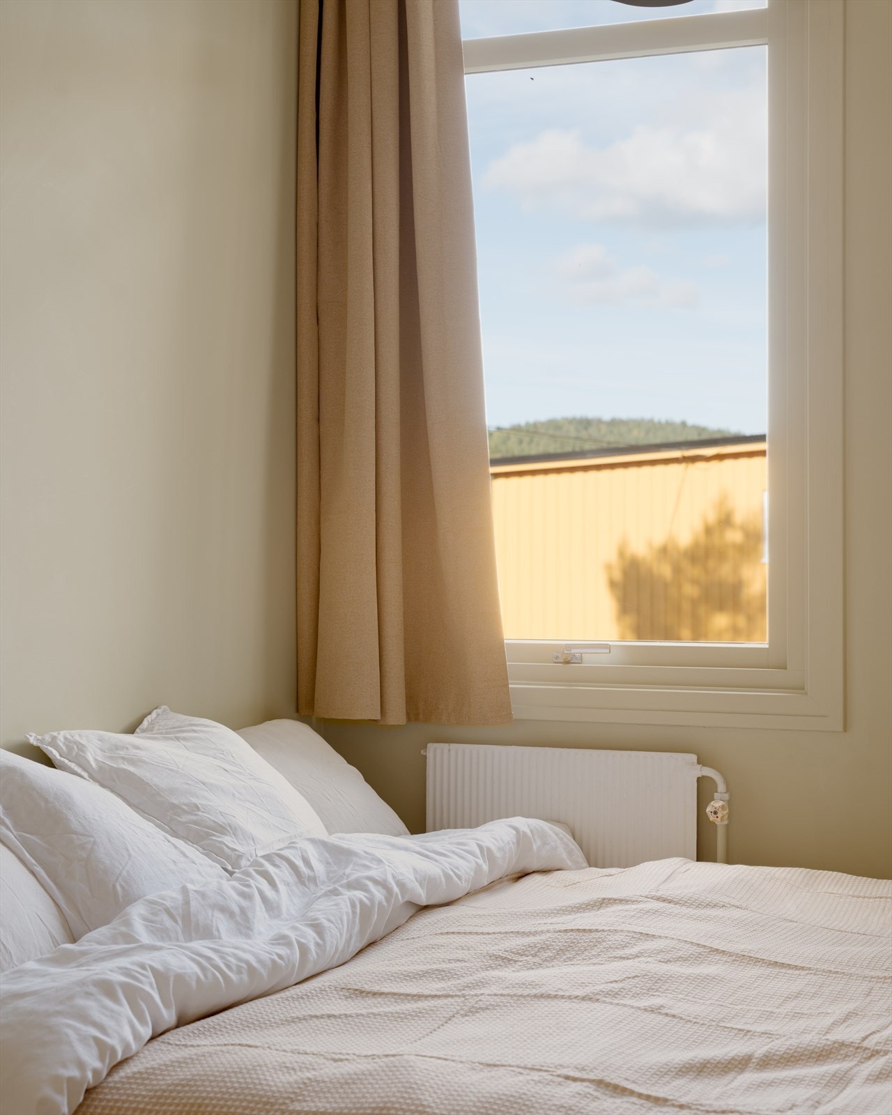 I forlengelsen av stuen ligger rommet som i dag brukes som gjesterom. Med innbydende farger og skogen som nærmeste nabo, er det duket for lange gjestelister! Galleribilde