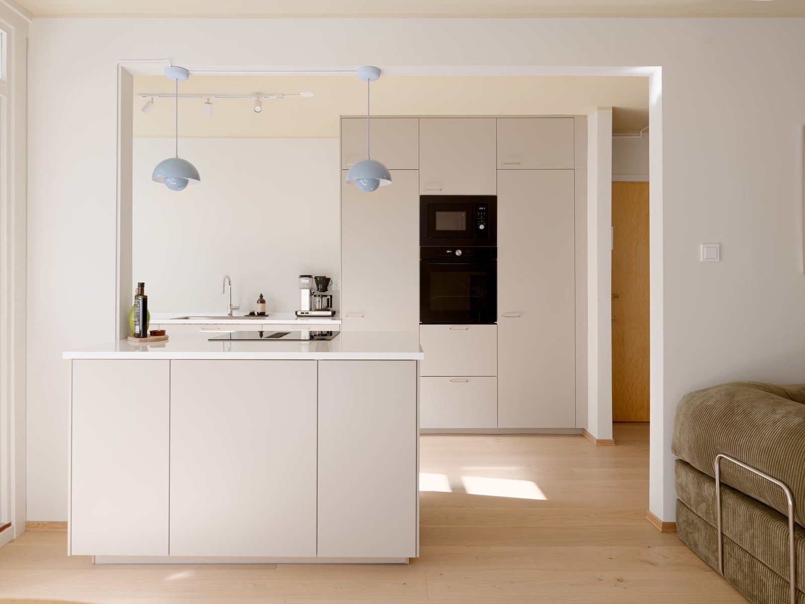 Kjøkkenet er utstyrt for å romme alt en liten familie kan trenge. Hel kjøl, hel frys, komfyr med dampfunksjon og en mikro som tar seg av restene - alt dette (og mer!) er integrert og klart til bruk. Galleribilde