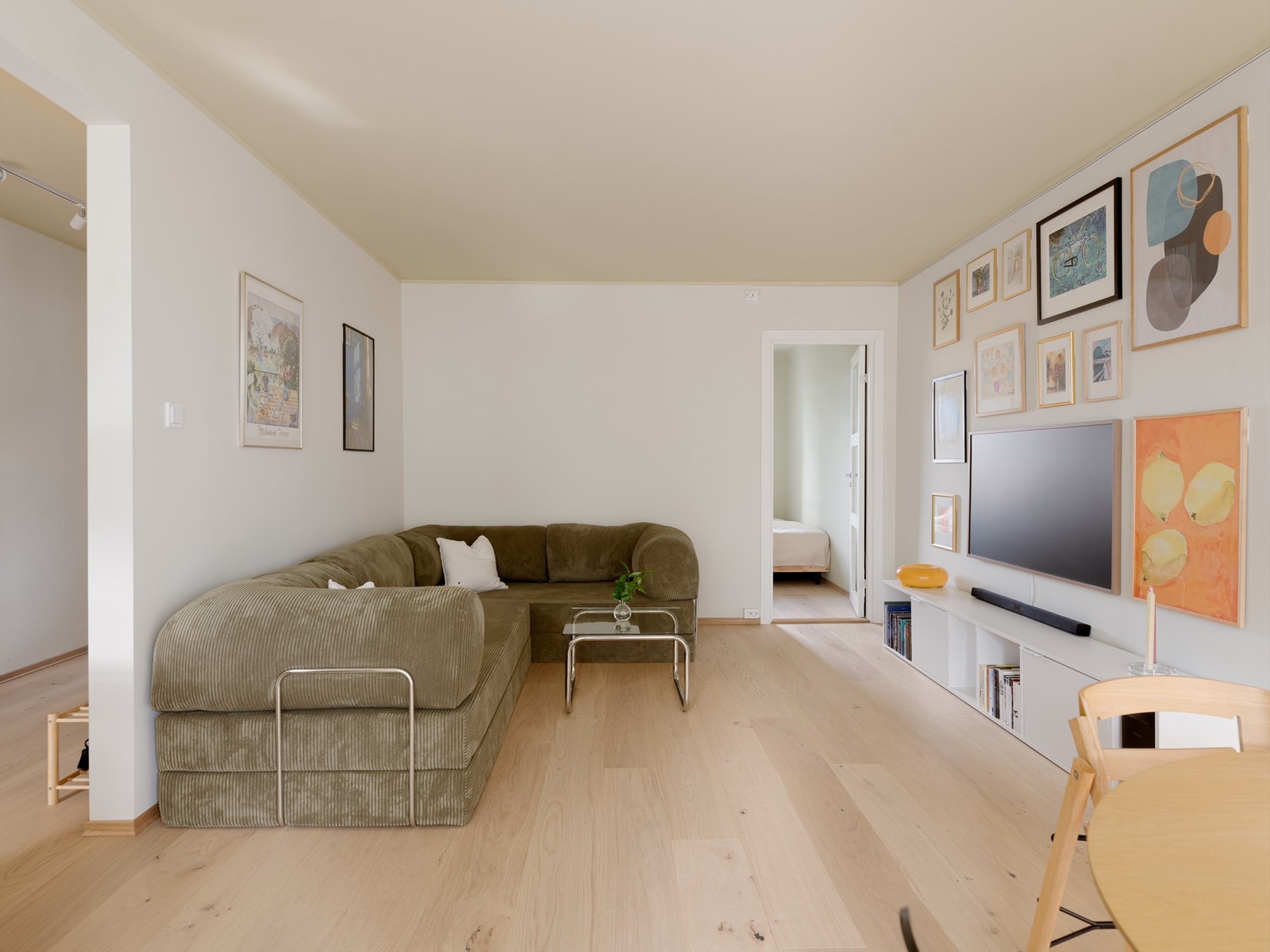 Kosekroken, komfortsonen - kjært barn har mange navn. Det viktigste er at du får plass til en stor sofa som virkelig gjør rommet til ditt! Galleribilde