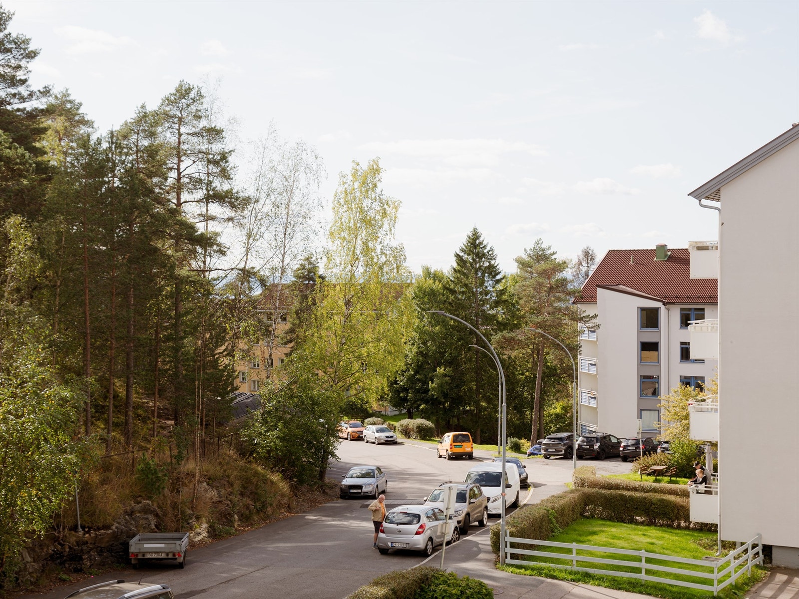Fra balkongen er det enkelt å forstå hvorfor Tonsenhagen har fått tilnavnet "boligstrøket i skogen"! Galleribilde