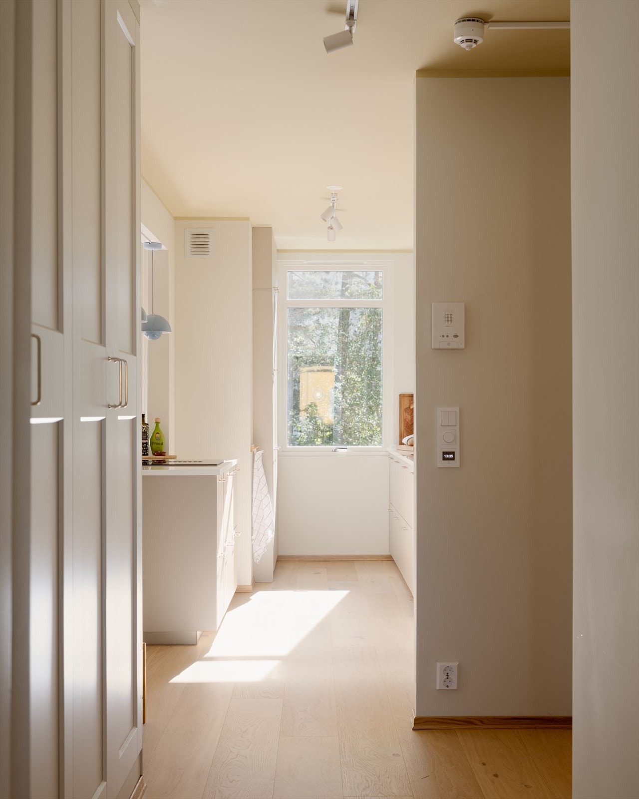 Gangen nyter godt av kjøkkenlyset, og gulvvarmen under parketten sørger for at du aldri starter dagen med kalde tær. La oss ta turen ut! Galleribilde