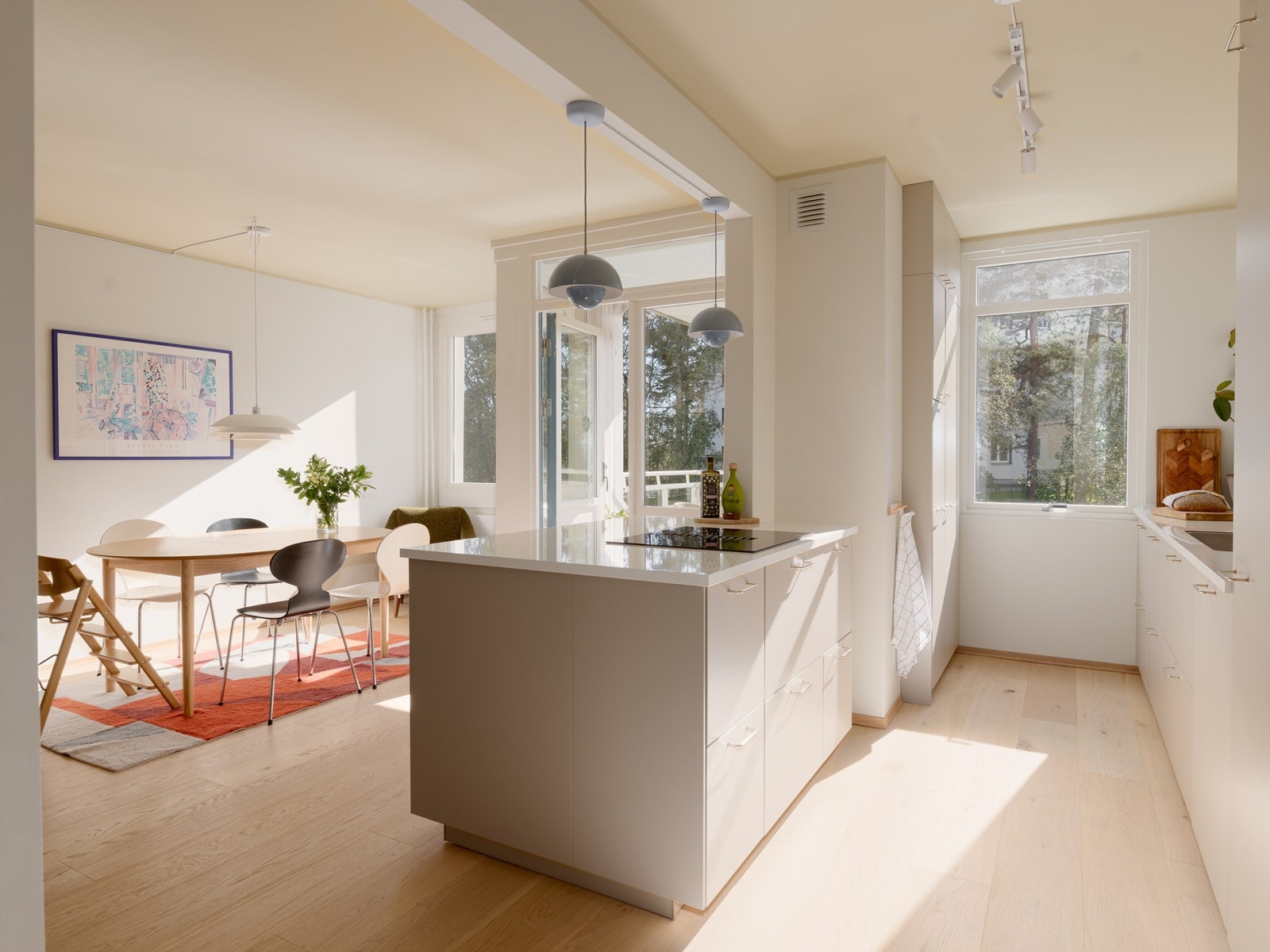 Med veggen borte blir det som tidligere var smale, separate rom til et stort og deilig allrom med skogen som bakteppe! Galleribilde