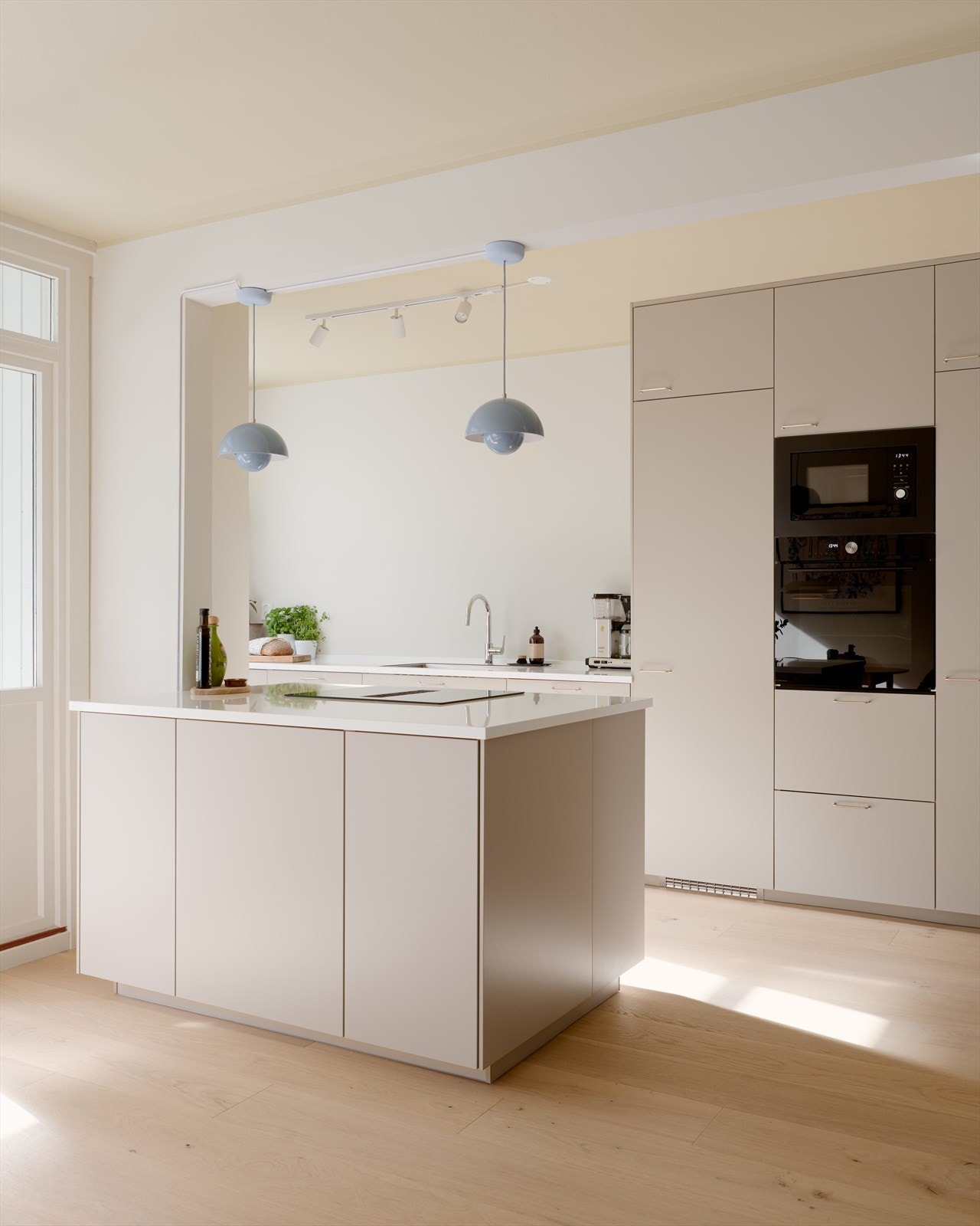 Leiligheten gjennomgikk i en "Extreme makeover" i 2025 og fremstår nå som et stilsikkert og gjennomført hjem Galleribilde