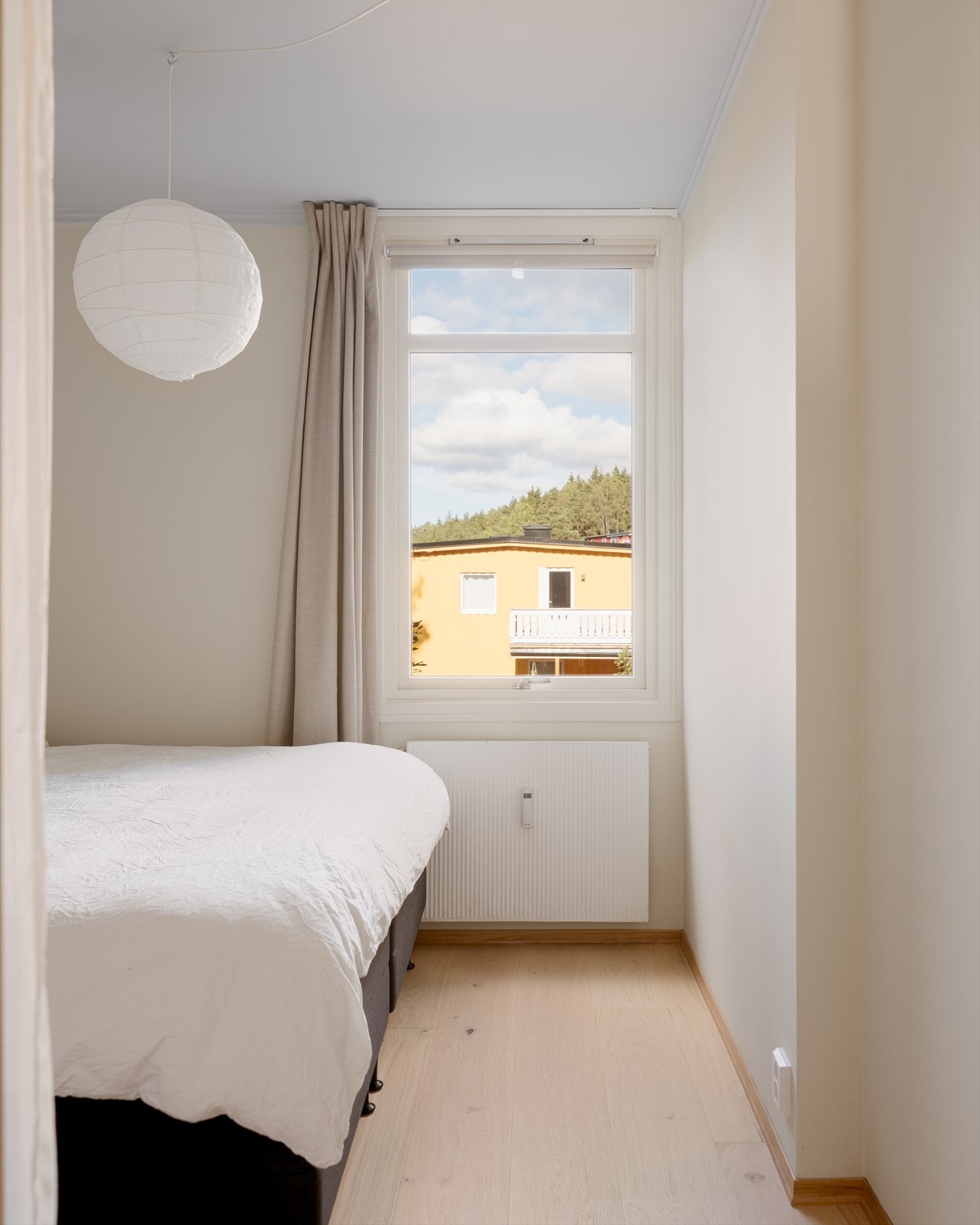 Vegg i vegg med barnerommet ligger det som i dag benyttes som hovedsoverom. Galleribilde