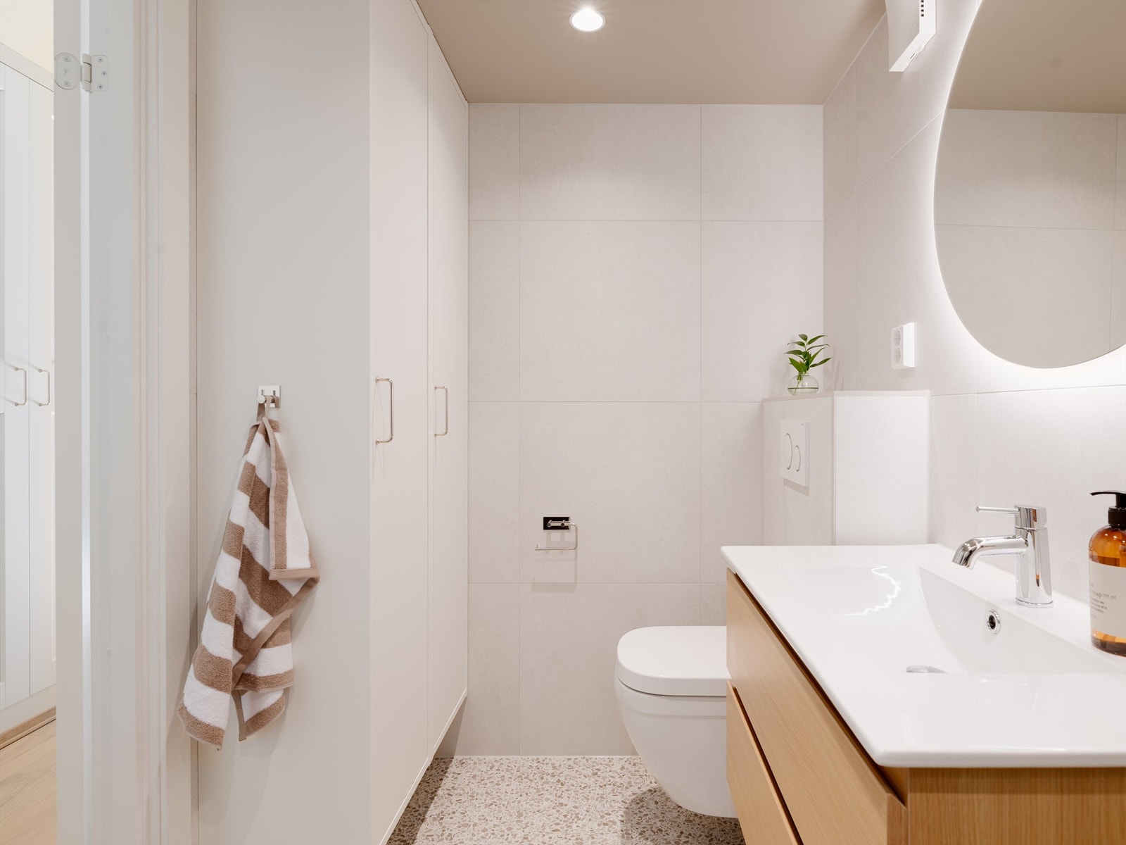 Med god oppbevaring og ryddige flater er det enkelt å holde orden - også på tankene når du sitter her inne og planlegger dagen. Galleribilde