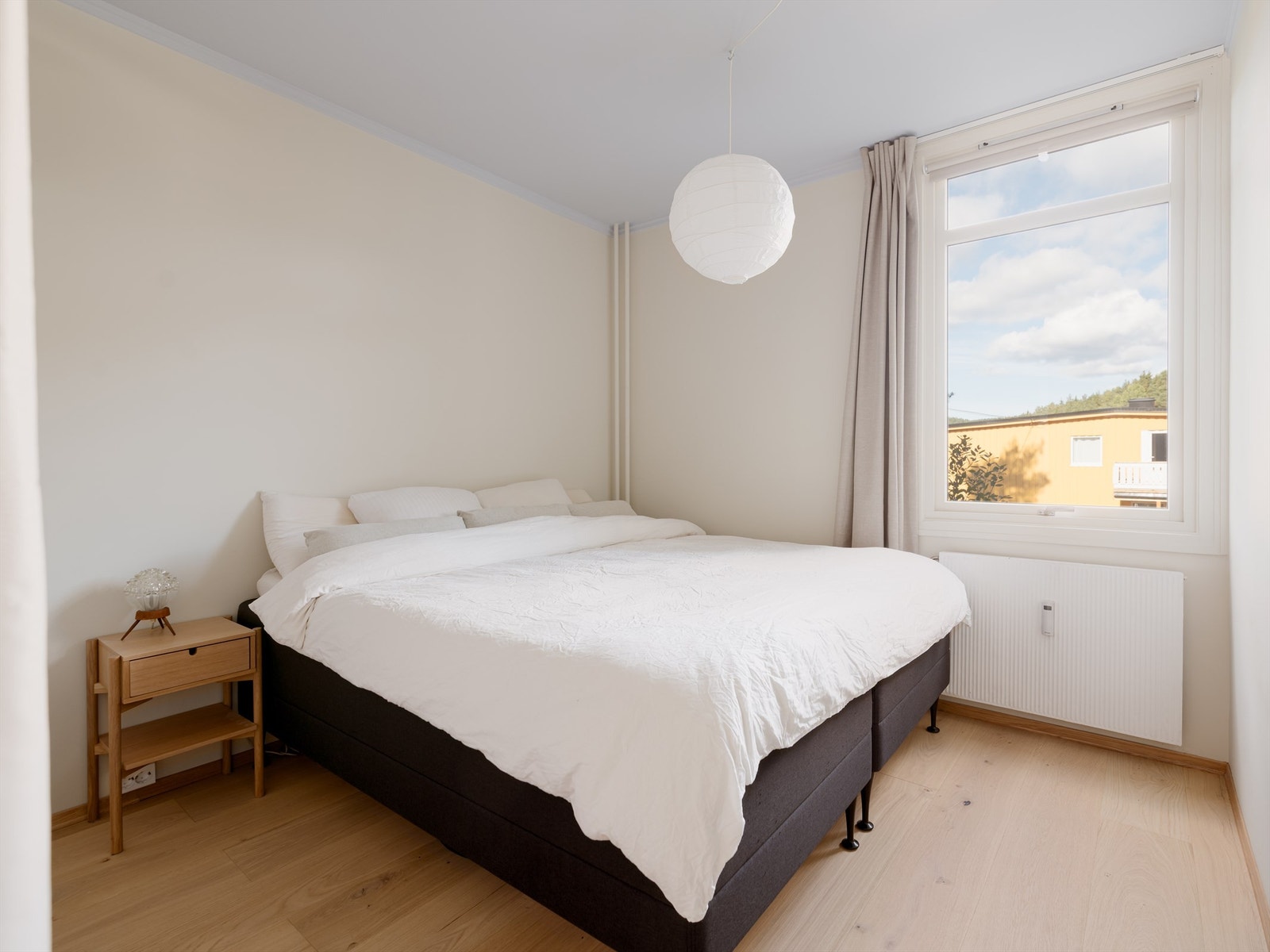 På hovedsoverommet er det plass til en stor dobbeltseng, og med den lyseblå himlingen føles det nesten som rommet har sin egen lille himmel å sove under. Galleribilde