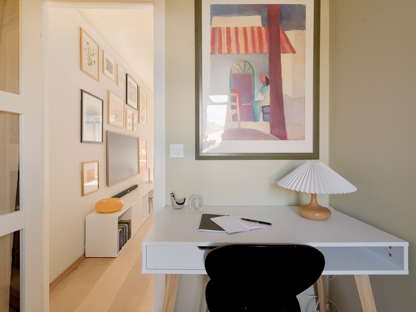 Her får du lett plass til en liten skrivepult - enten det er for takkekort, to-do-lister eller et hjemmekontor som faktisk frister å bruke. Galleribilde