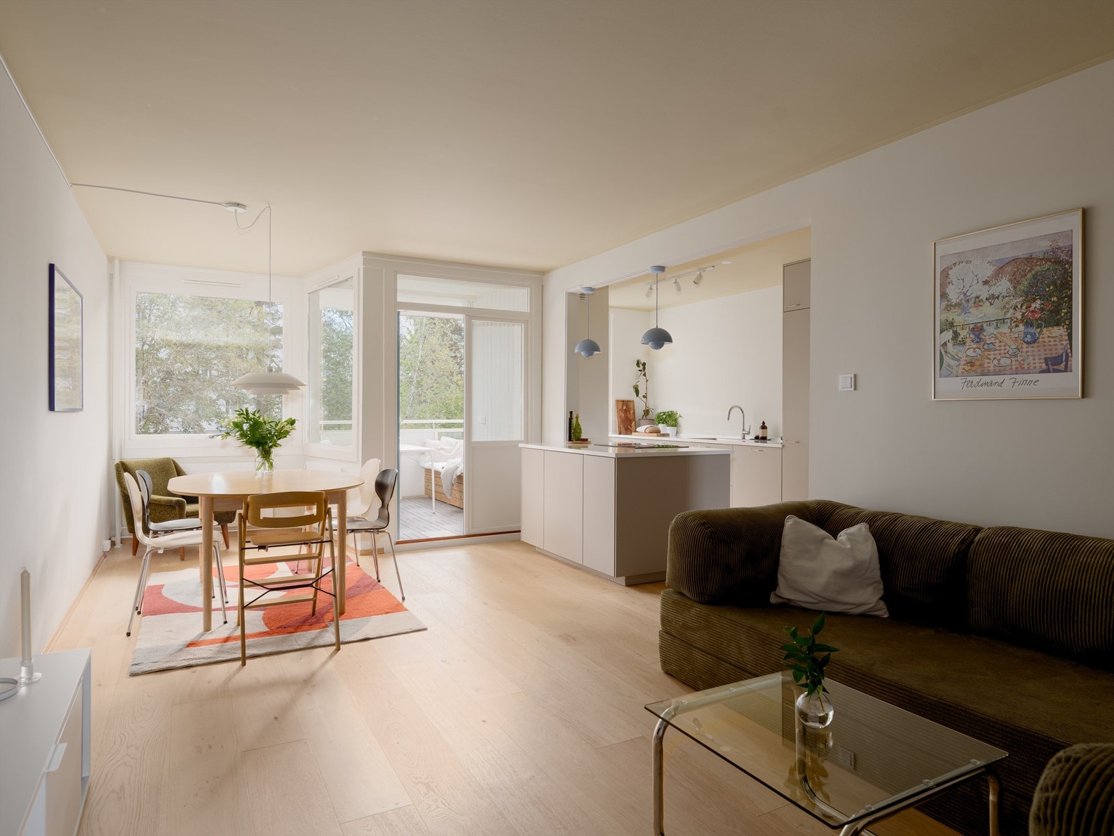 Fra denne vinkelen ser du enda tydeligere hvilken genistrek det var å fjerne veggen mellom stue og kjøkken. Nå flyter lyset fritt, og hele sonen bader i deilig, naturlig dagslys! Galleribilde