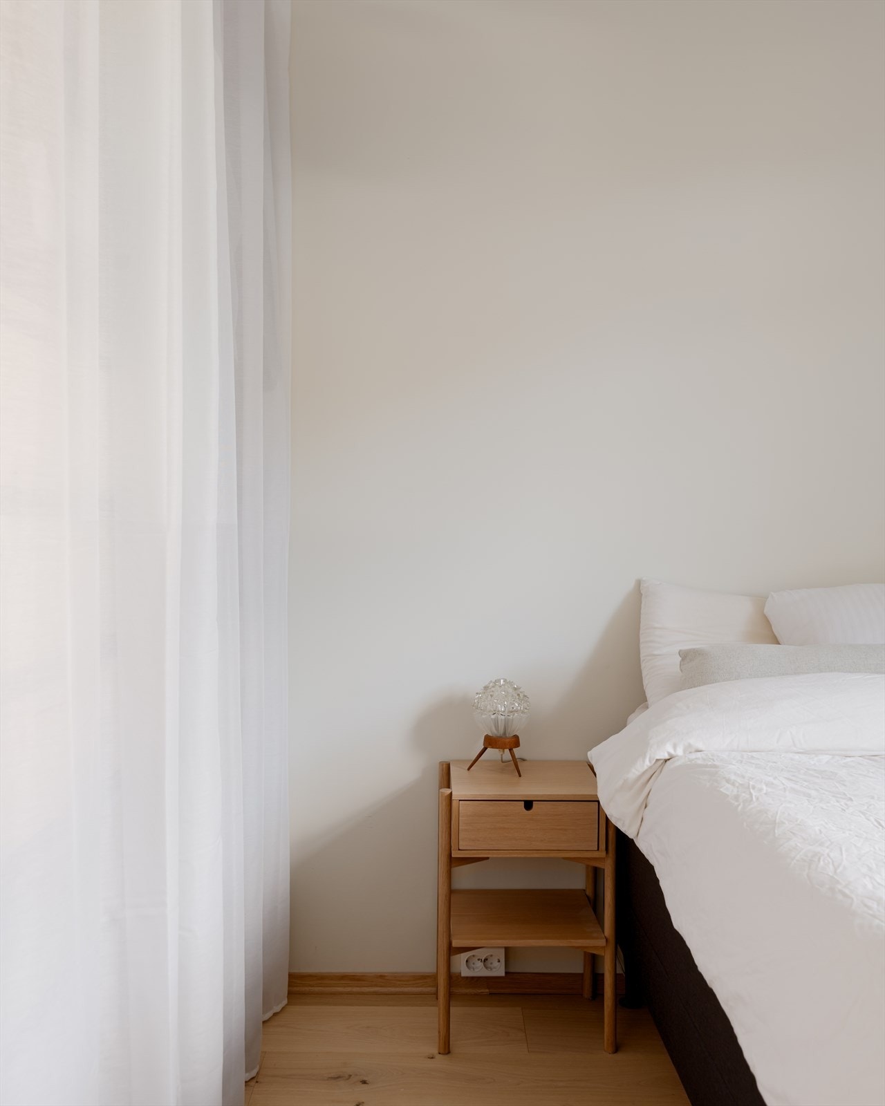 Detaljene på soverommet er enkle, gjennomtenkte og rolige - perfekt for å lande for kvelden. Galleribilde