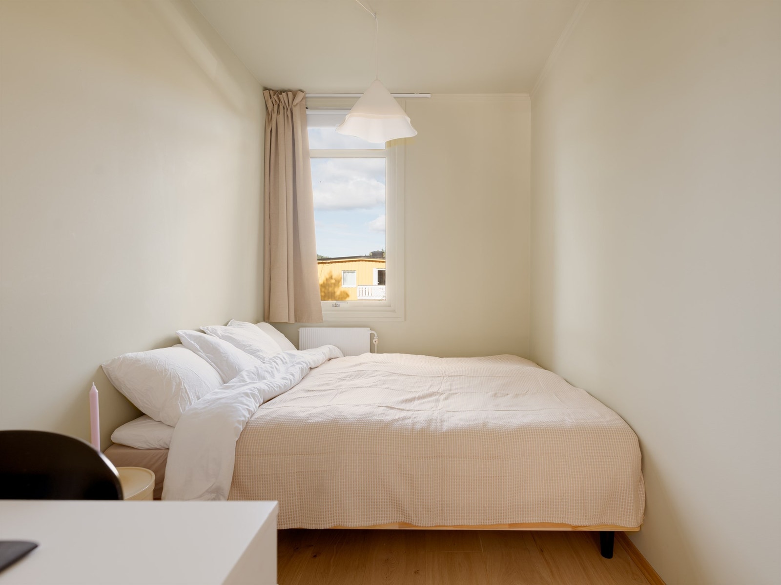 Rommet er akkurat passe stort til at gjestene ikke blir for lenge - men siden både varmtvann og oppvarming inngår i felleskostnadene, trenger du i hvert fall ikke å fryse dem ut. Galleribilde