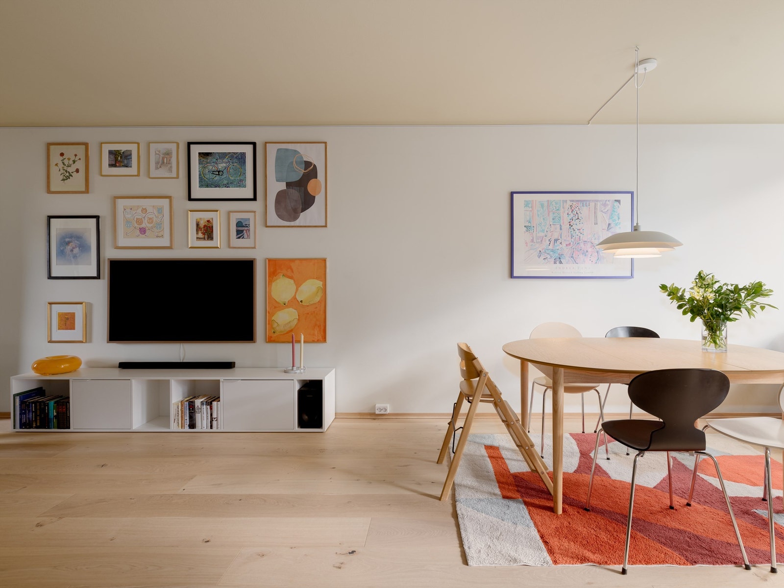 Fargevalgene er tydelig gjennomtenkt i leiligheten. En mørkere takflate tilfører rommet karakter og får resten av interiøret til å tre tydelig frem. Galleribilde