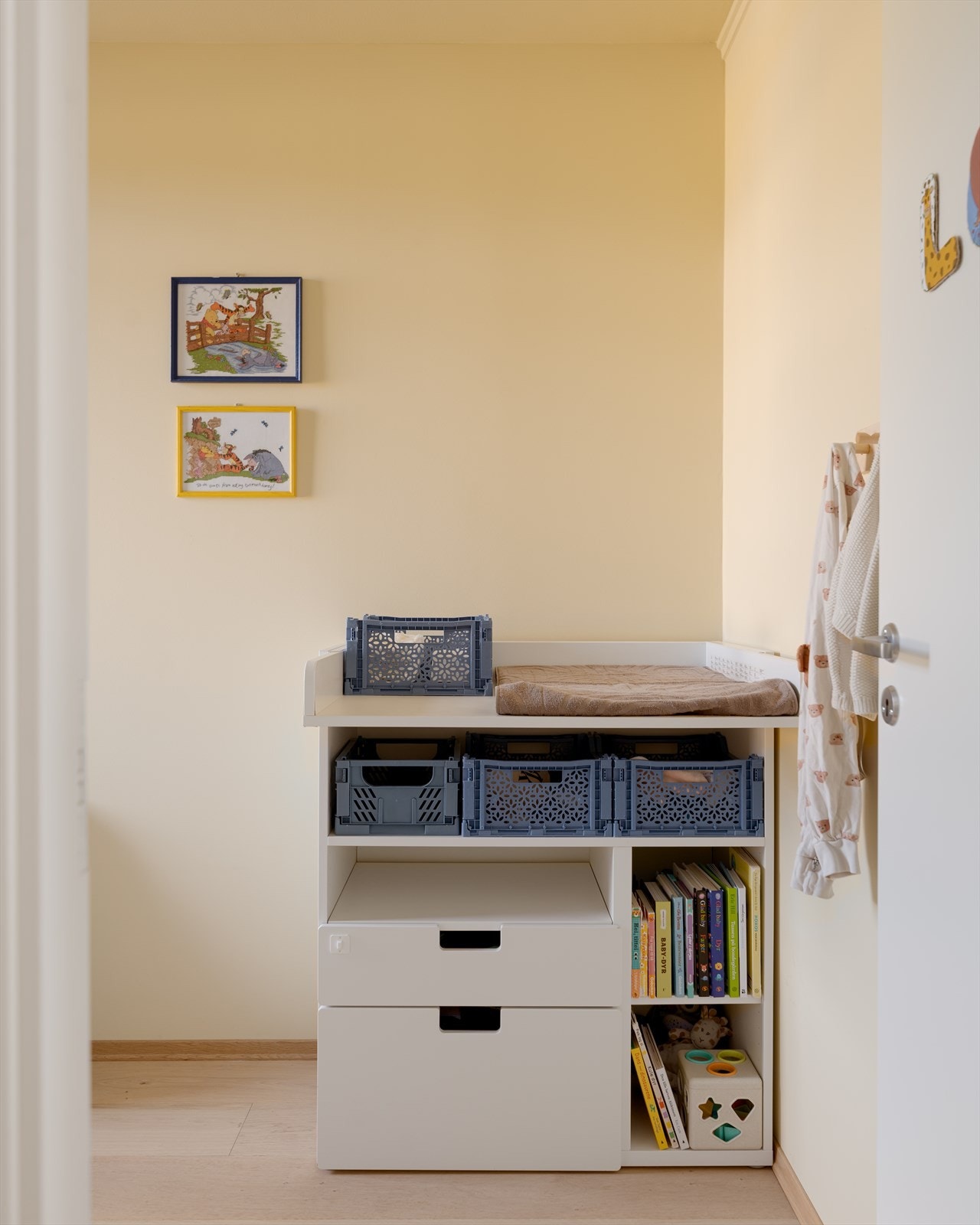 Minstemann har selvsagt fått sitt eget rom, der estetikken er tatt godt vare på - samtidig som det er plass til alle de praktiske møblene hverdagen krever. Galleribilde