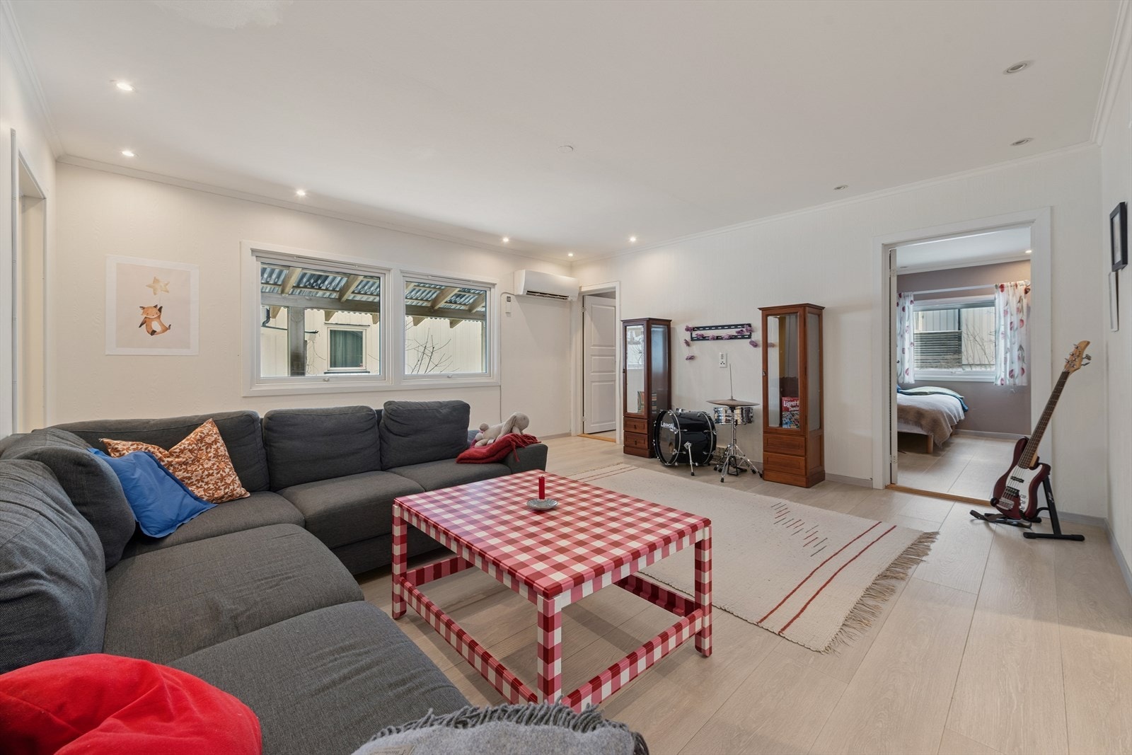 Stuen i hovedetasjen oppleves som lys og romslig med gode vindusflater som gir rikelig med naturlig dagslys. Galleribilde