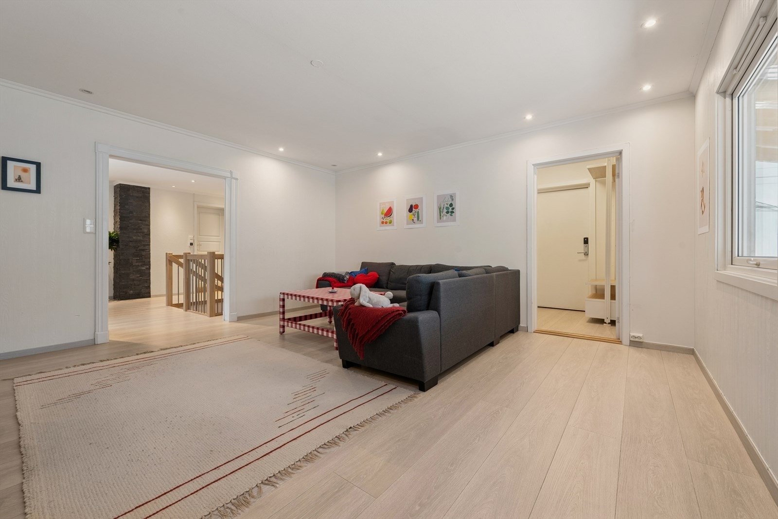 Stor og romslig enebolig fordelt over 2 plan - med en attraktiv beliggenhet! Galleribilde