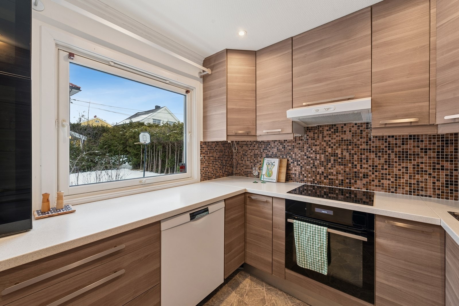 Kjøkkenet har gode arbeidsflater og praktisk utforming med effektiv arbeidsflyt. Integrerte hvitevarer inkluderer platetopp, stekeovn, mikrobølgeovn og kjøle-/fryseskap. Det ble montert ny stekeovn, oppvaskmaskin og kjøl/frys i 2018. Galleribilde