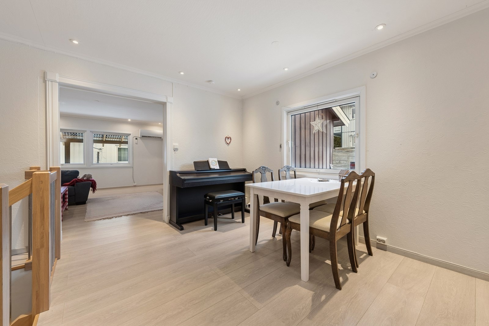 Det er gode muligheter for naturlig soneinndeling, med plass til både sofagruppe, TV-løsning og en hyggelig spisegruppe. Galleribilde