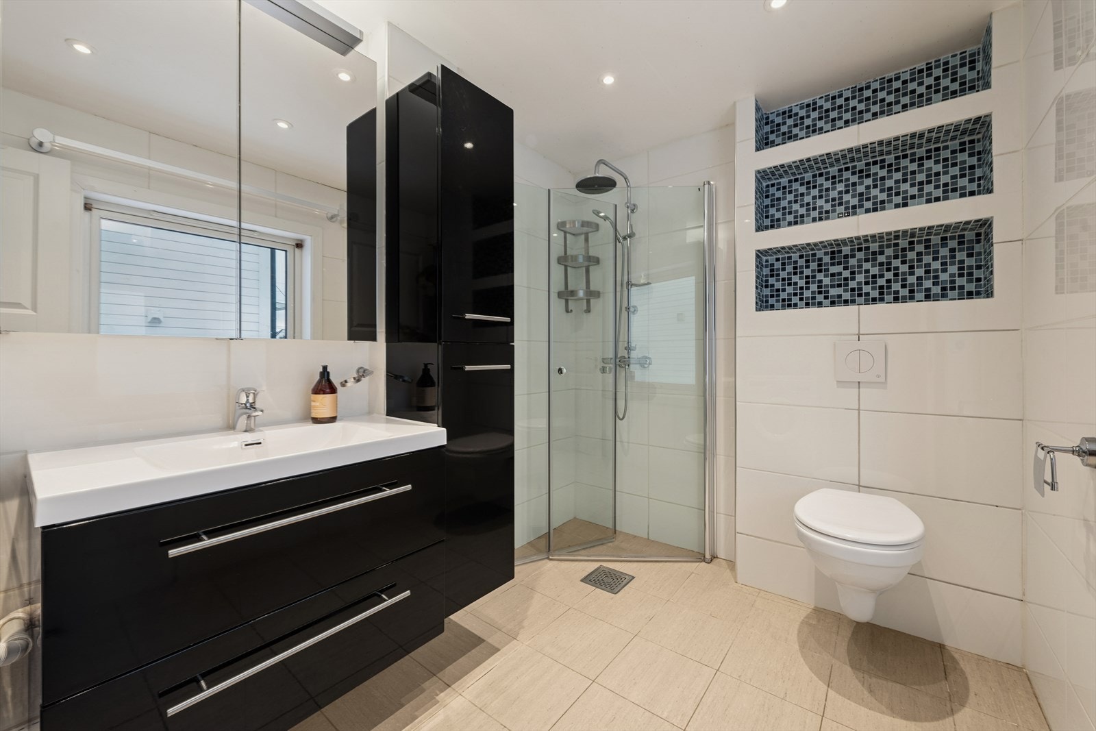 Badet i 1. etasje ble pusset opp i 2012 og fremstår med et moderne og tidløst uttrykk. Galleribilde