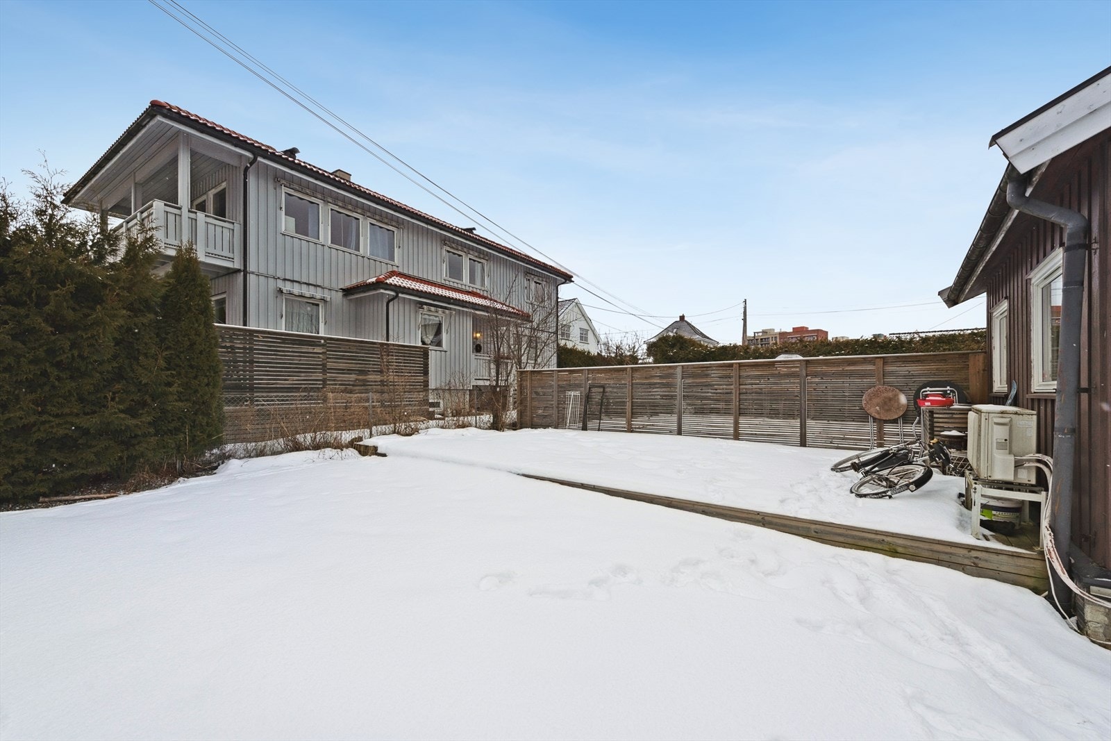 Solfylte og varme sommerdager kan nytes på terrasseplattingen eller i hagen, som gir god boltreplass for hele familien. Galleribilde