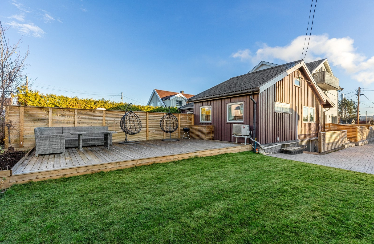 DNB eiendom presenterer Midtveien 20B!
Bildet er hentet fra tidligere salgsoppgave. Avvik kan forekomme. Det er i ettertid etablert tak over inngangspartiet ned til kjelleren (Se salgsoppgaven for nærmere beskrivelse). Galleribilde