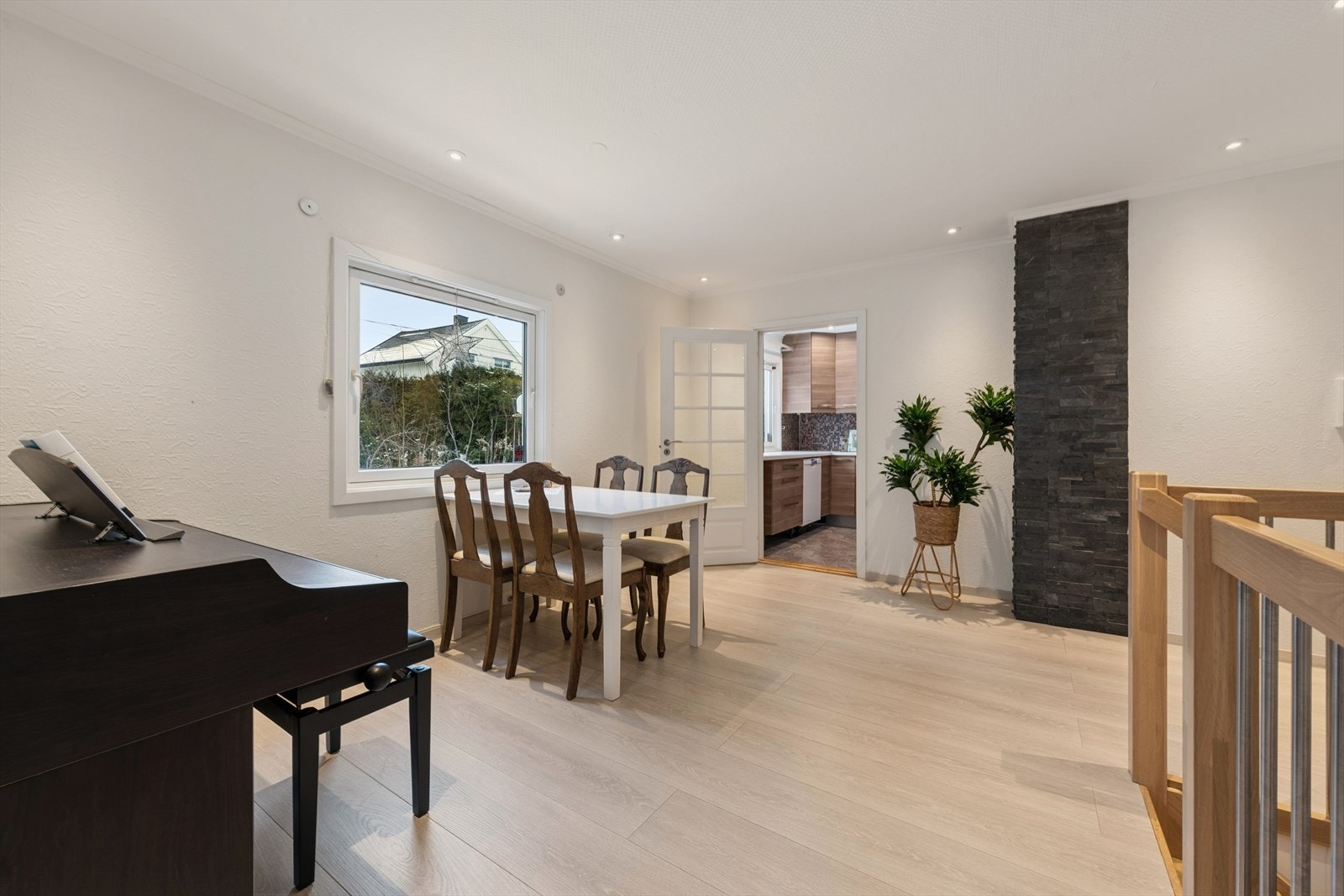 Kjøkkenet ligger adskilt i eget rom. Galleribilde