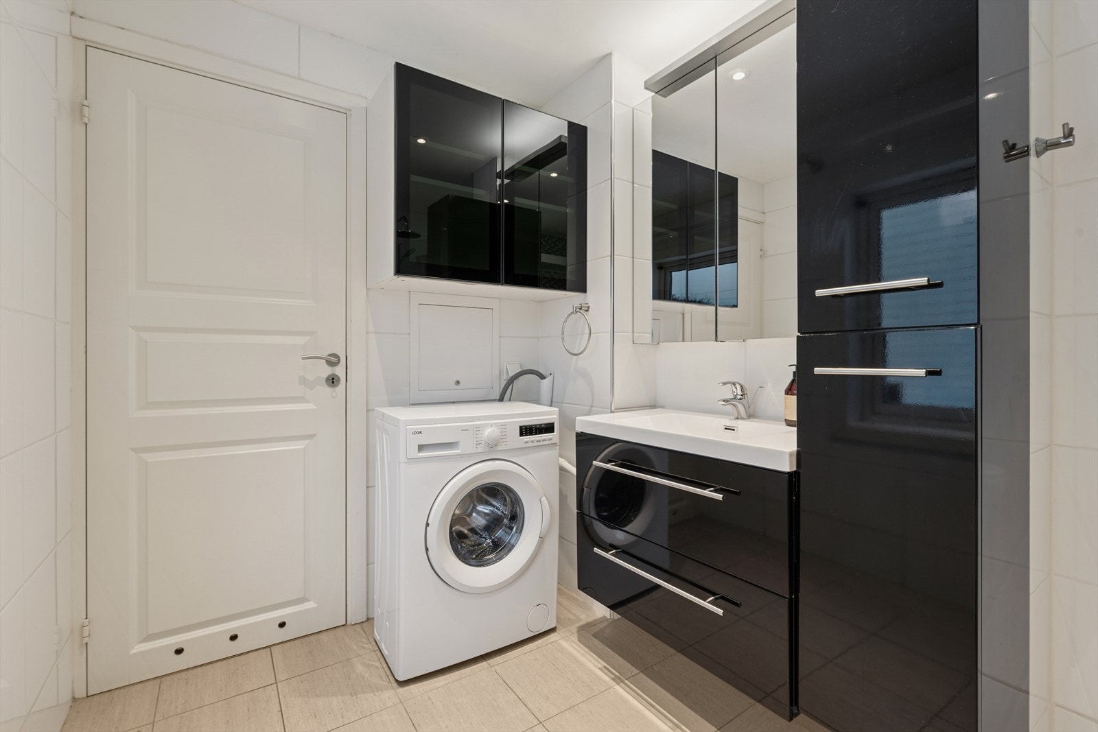 Rommet er helfliset, noe som gir et stilrent design samtidig som det er praktisk og slitesterkt i daglig bruk. Galleribilde