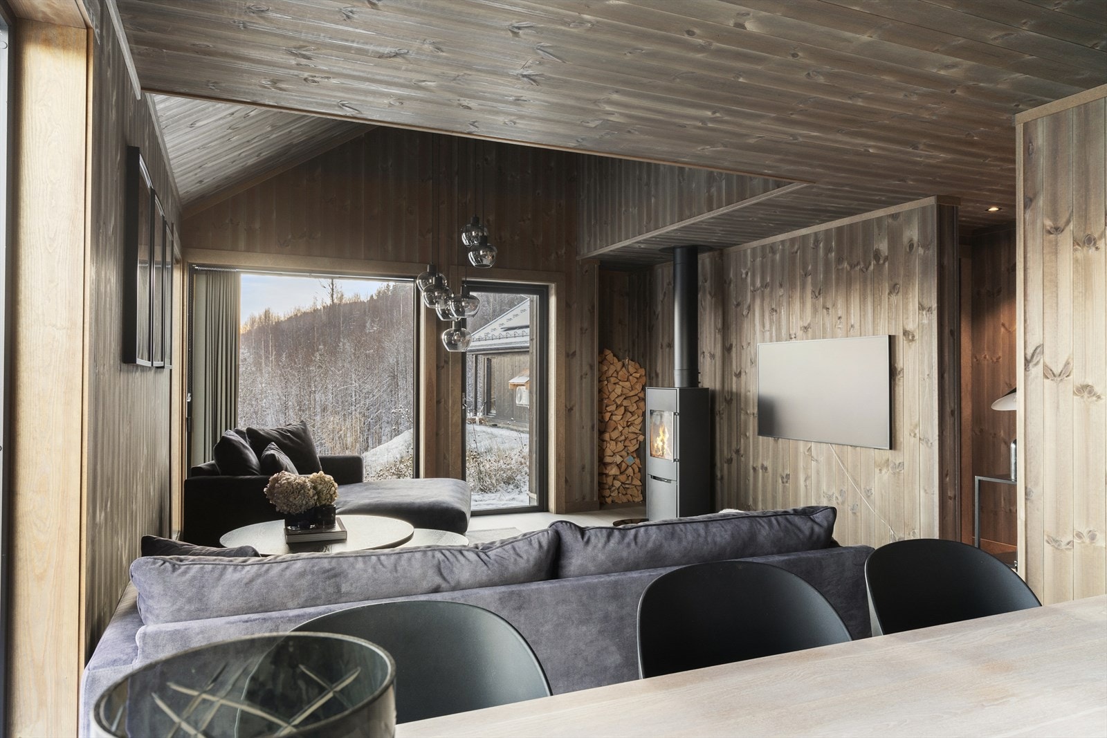 Stue/kjøkken løsning gir en åpen og luftig atmosfære Galleribilde