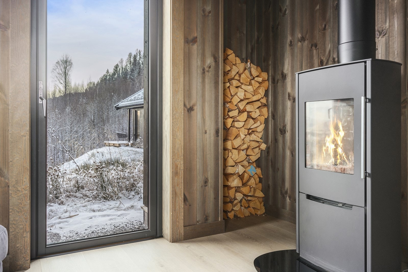 Stilren peis som skaper god varme året rundt Galleribilde