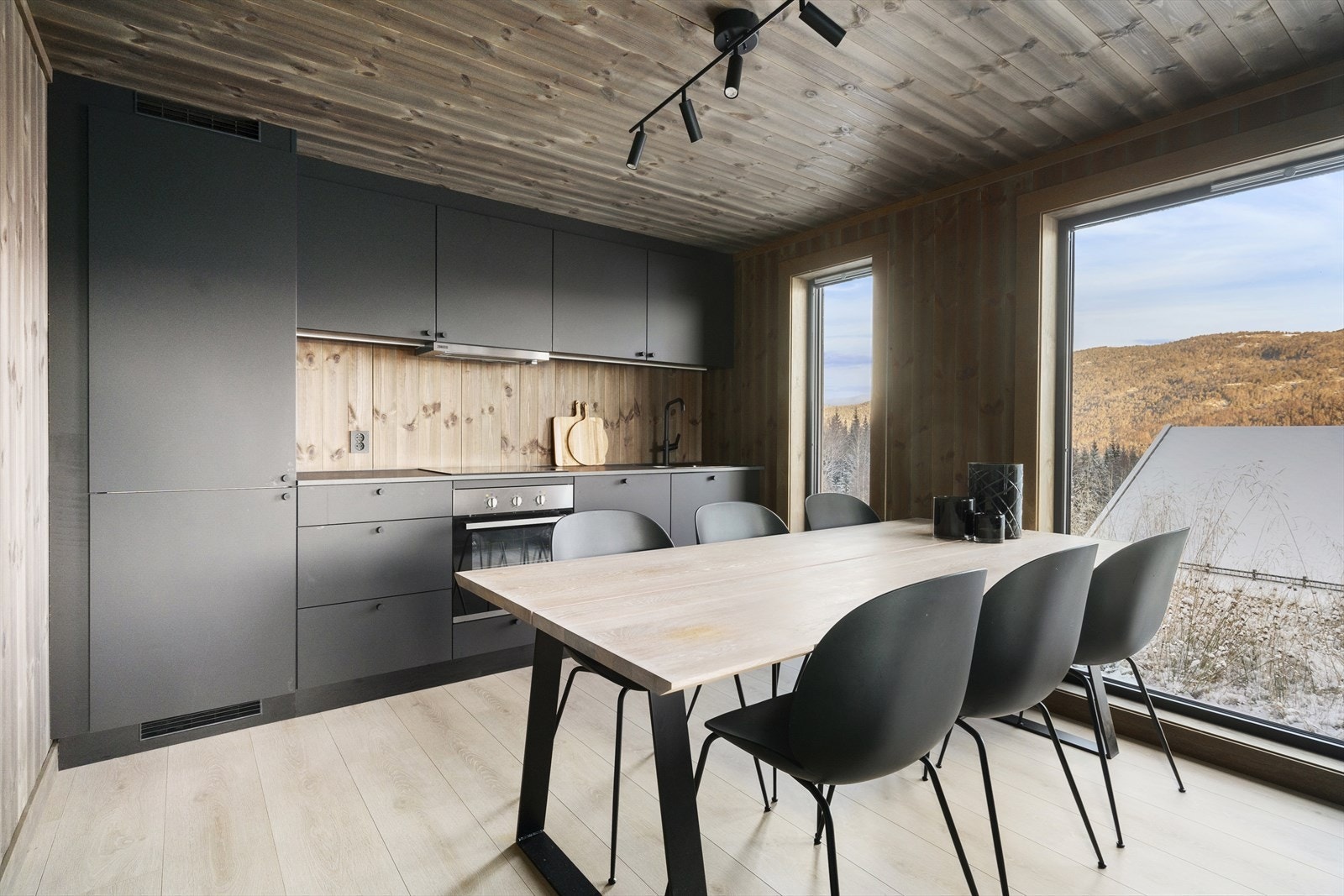 Kjøkkeninnredning fra Kvik med glatte fronter og benkeplate i laminat Galleribilde