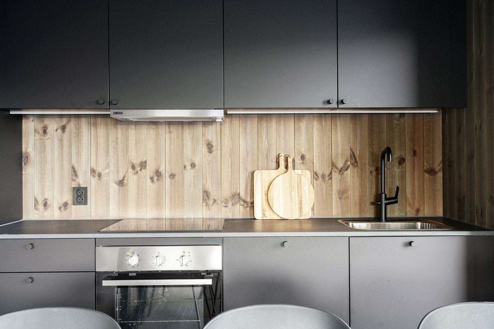 Integrert kjøl/frys, oppvaskmaskin, induksjonstopp og stekeovn Galleribilde