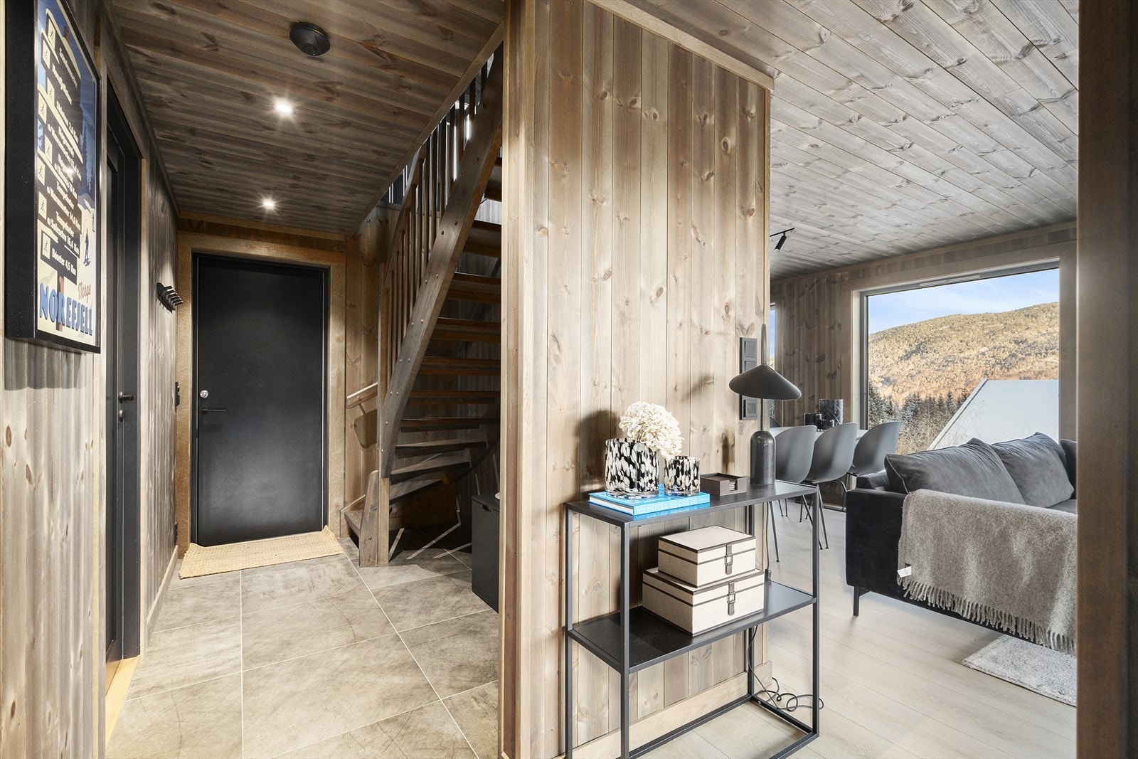 Inngangsparti med god plass til oppbevaring Galleribilde