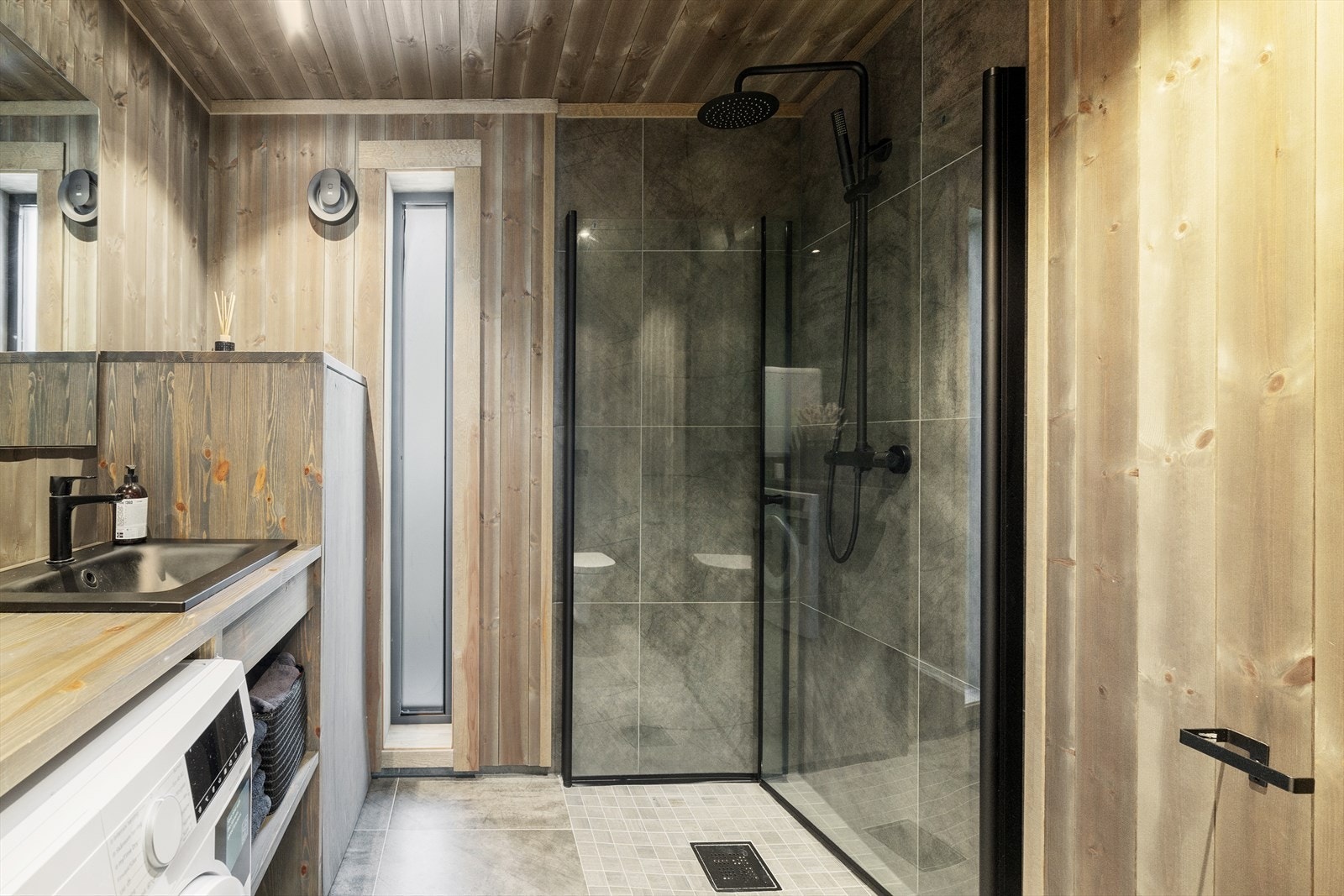 Bad med dusjkabinett og varmekabler i gulv Galleribilde