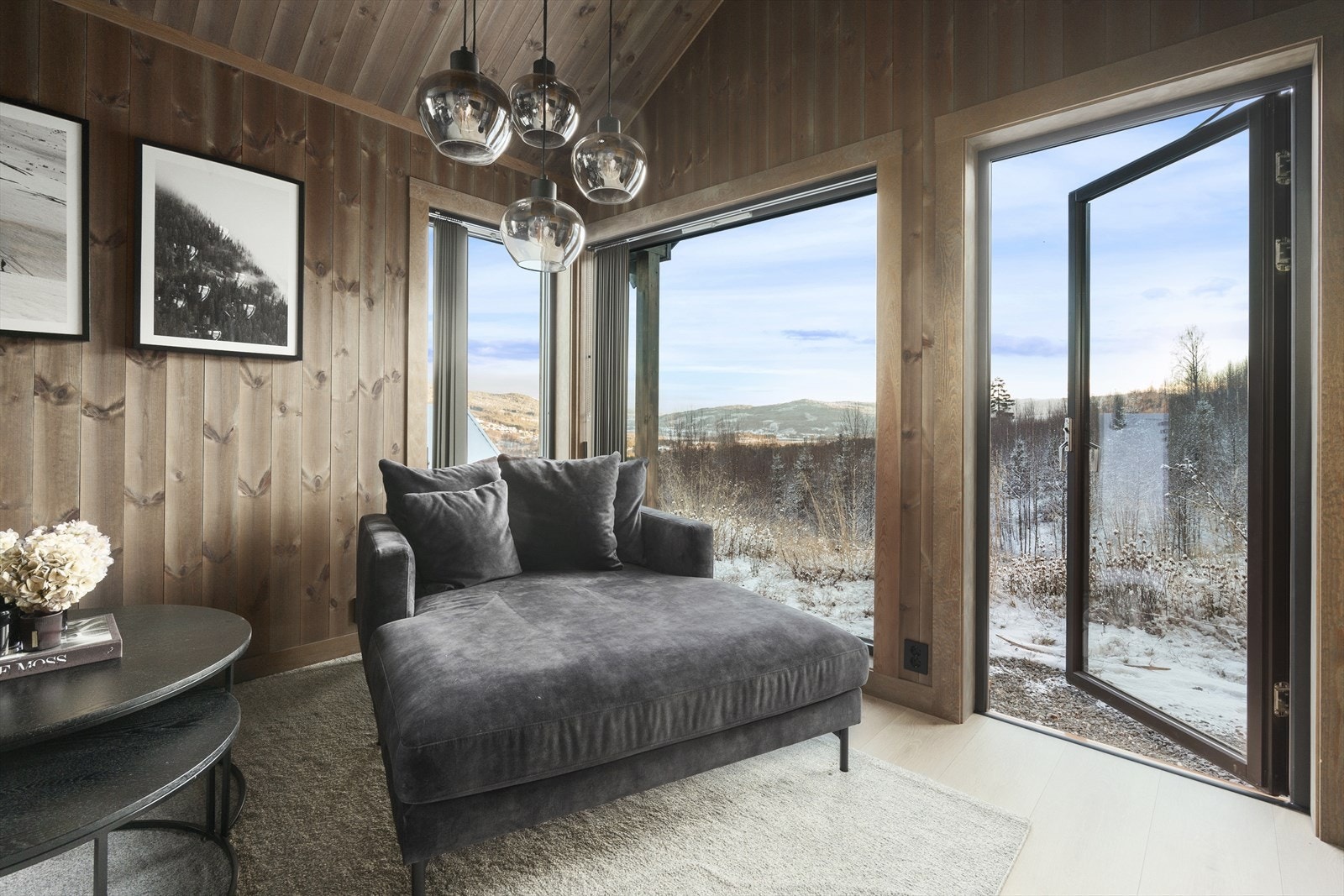 Vegger og tak er beiset med en lys farge Galleribilde