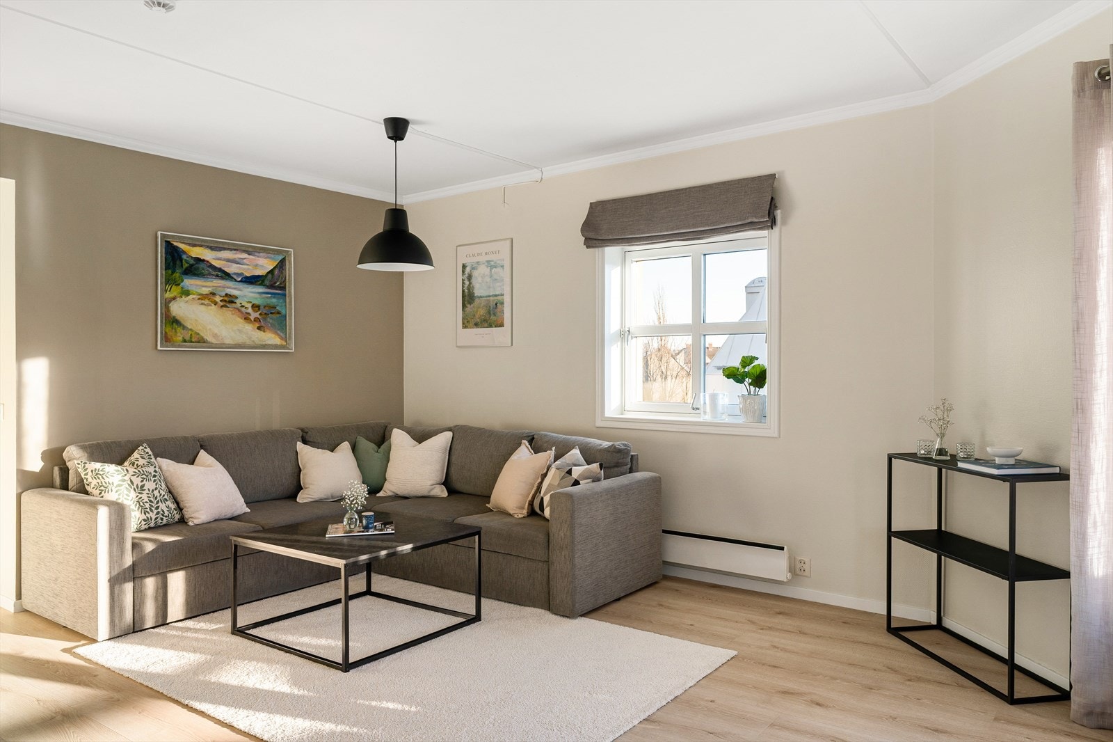 Leiligheten holder en tidløs standard med moderne farge- og materialvalg. Galleribilde